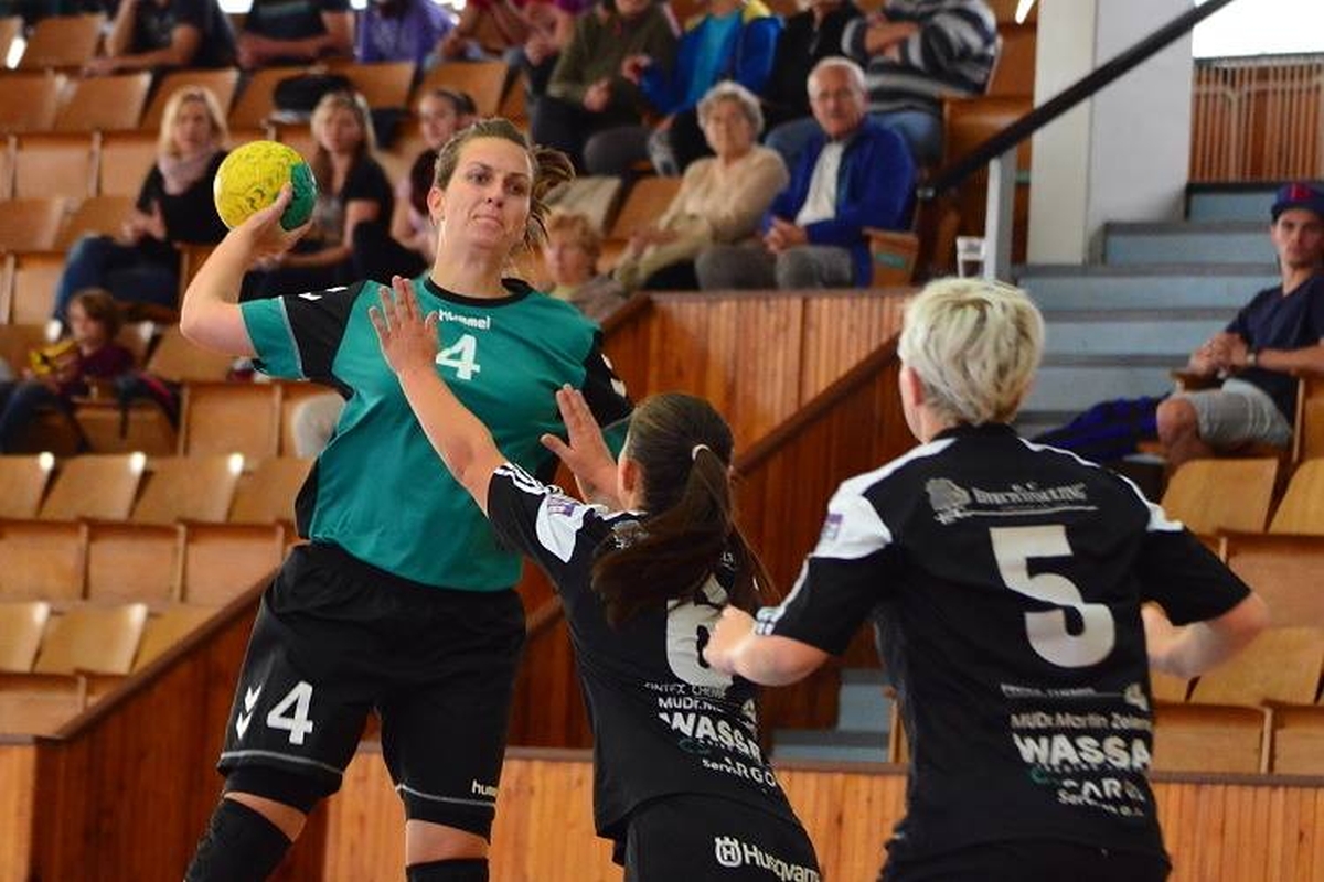 Lokomotiva Cheb – TJ Sokol Bělá pod Bezdězem 26:26 (11:14) - fotka 3