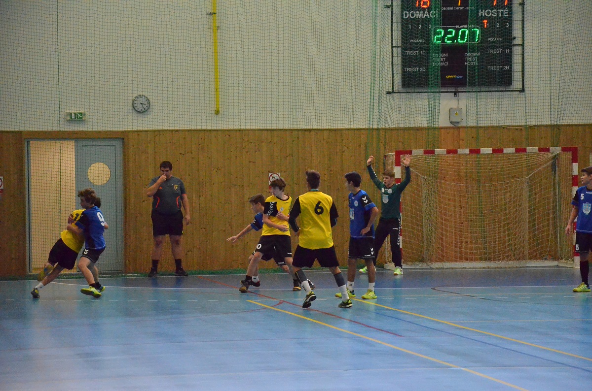4.kolo II.ligy ml.dorostu: Sokol Bělá - Sparta Kutná Hora 35:34 (20:17) - fotka 2