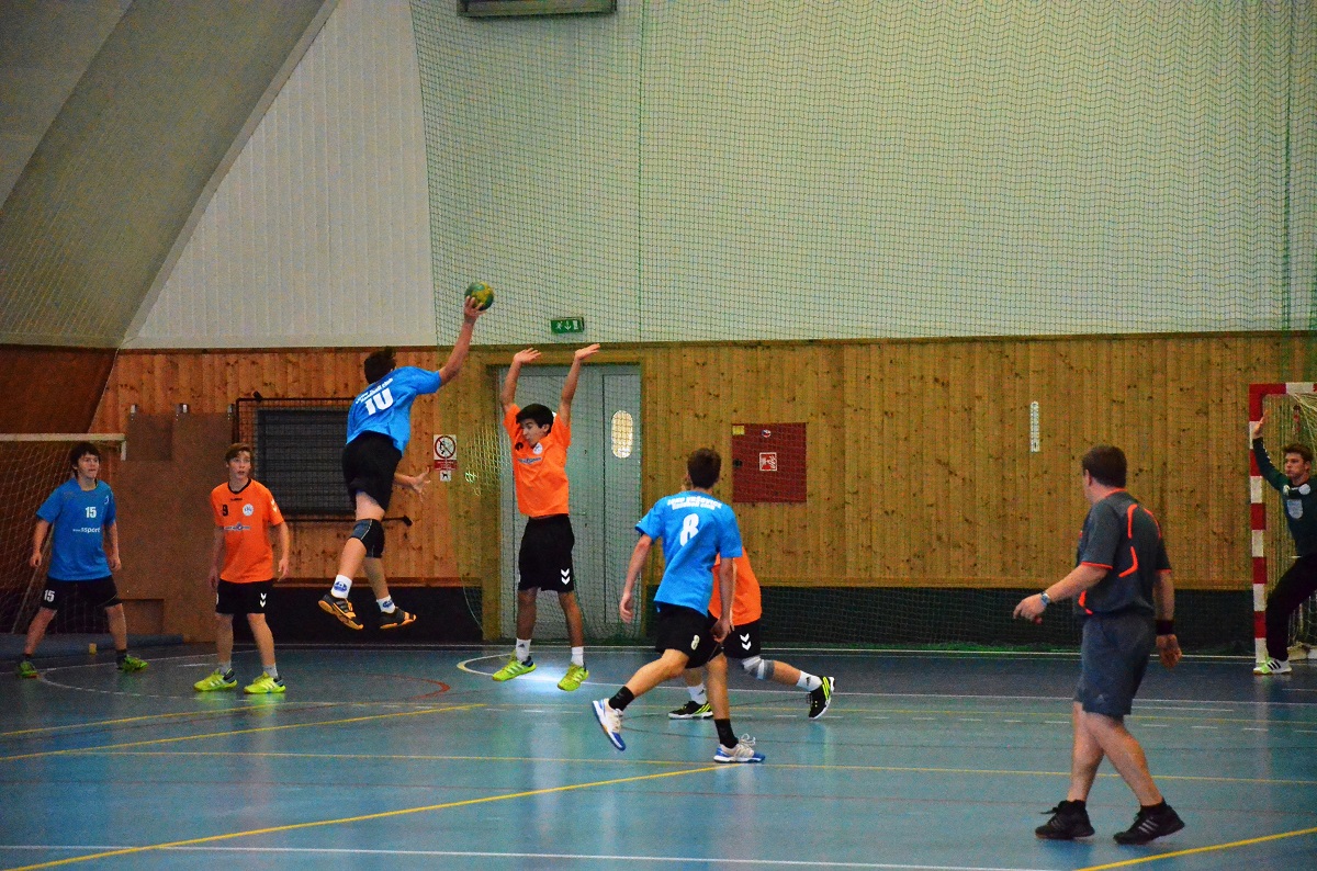 6.kolo II.ligy ml.dorostu: Sokol Bělá - Loko Vršovice 37:13 ( 21:4 ) - fotka 2