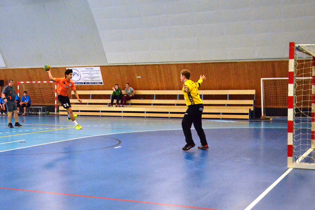 6.kolo II.ligy ml.dorostu: Sokol Bělá - Loko Vršovice 37:13 ( 21:4 ) - fotka 3