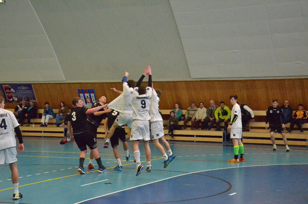 STD 2. liga: Sokol Bělá – 1. HC Pardubice 32:28 (16:13) - fotka 11