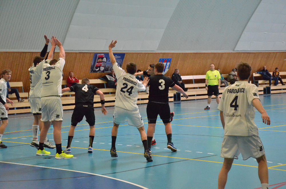 STD 2. liga: Sokol Bělá – 1. HC Pardubice 32:28 (16:13) - fotka 4