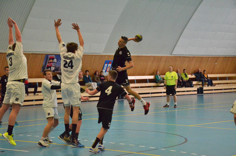 STD 2. liga: Sokol Bělá – 1. HC Pardubice 32:28 (16:13) - fotka 5