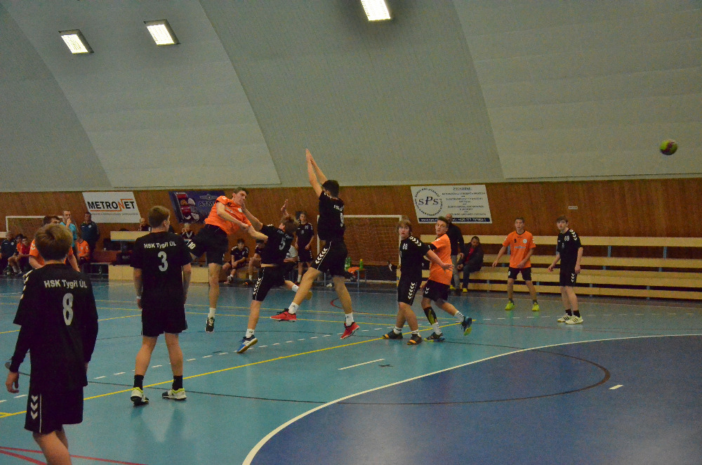 8.kolo II.ligy MLD: Sokol Bělá - HSK Tygři Ústí n.L. 38:27 ( 19:14 ) - fotka 9