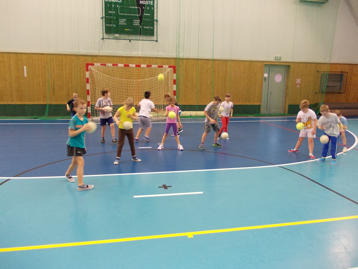 Sportovní dopoledne s házenou pro žáky I.C a II.A   - fotka 11