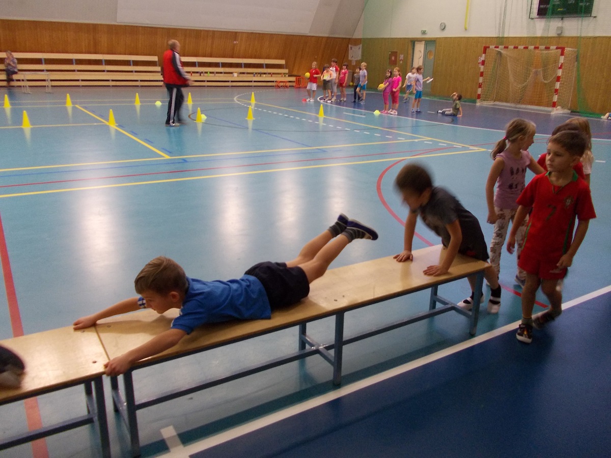 Sportovní dopoledne s házenou pro žáky I.C a II.A   - fotka 13