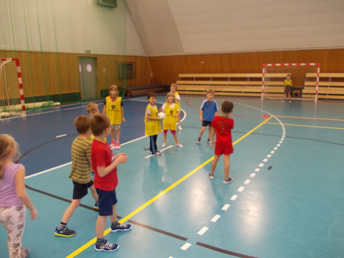 Sportovní dopoledne s házenou pro žáky I.C a II.A   - fotka 4