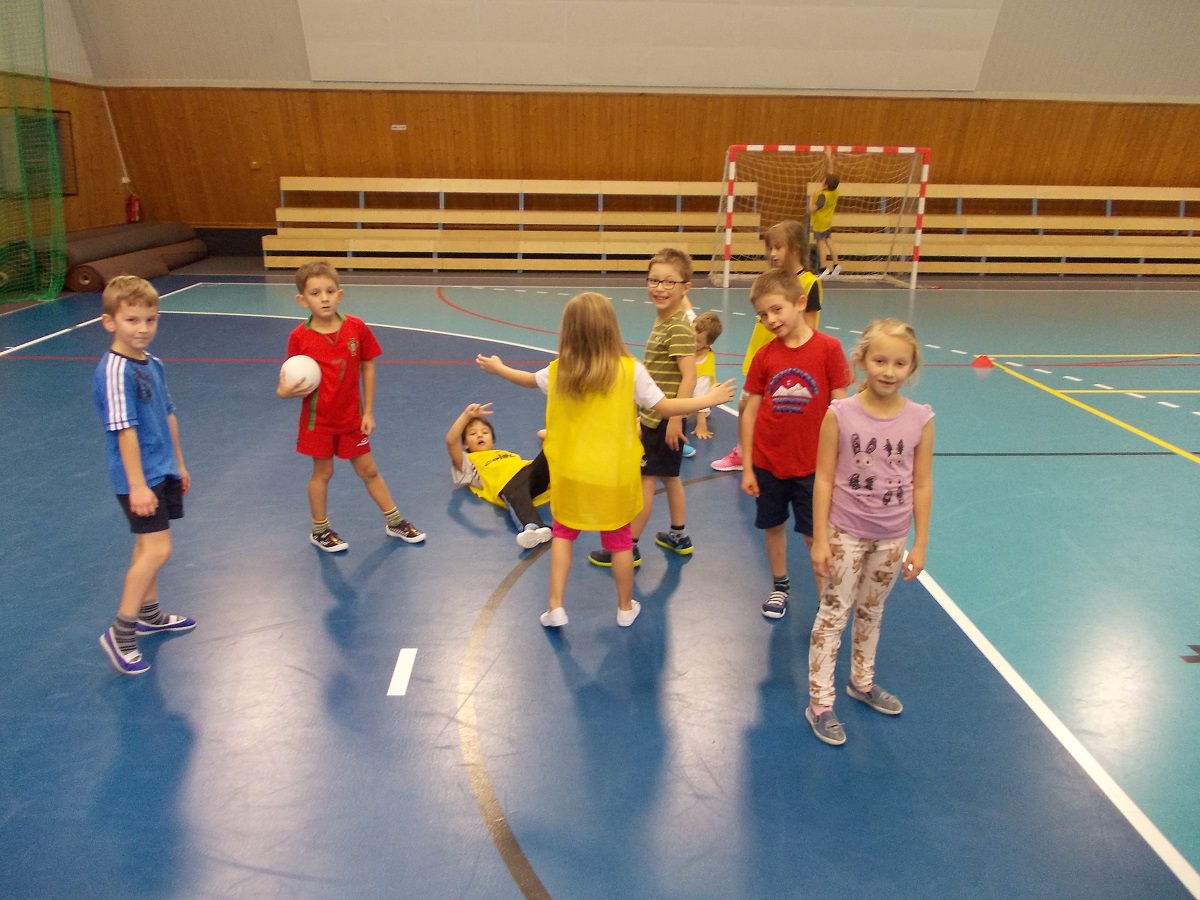 Sportovní dopoledne s házenou pro žáky I.C a II.A   - fotka 5