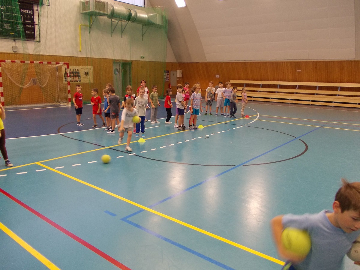 Sportovní dopoledne s házenou pro žáky I.C a II.A   - fotka 8