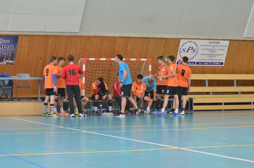 Dorostenci v závěru otočili utkání s Vršovicemi a zvítězili 28:24 - fotka 2