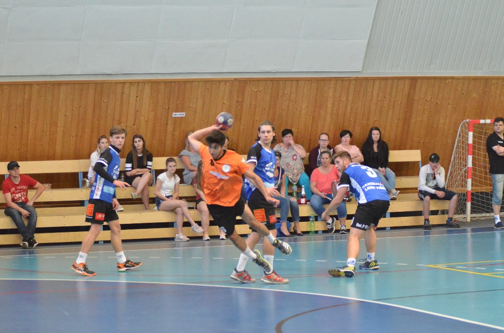 Dorostenci v závěru otočili utkání s Vršovicemi a zvítězili 28:24 - fotka 4