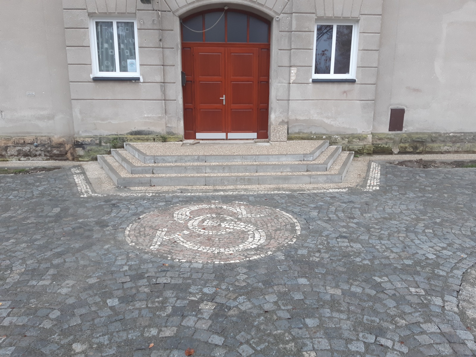 Nové prostranství před Sokolovnou - fotka 2