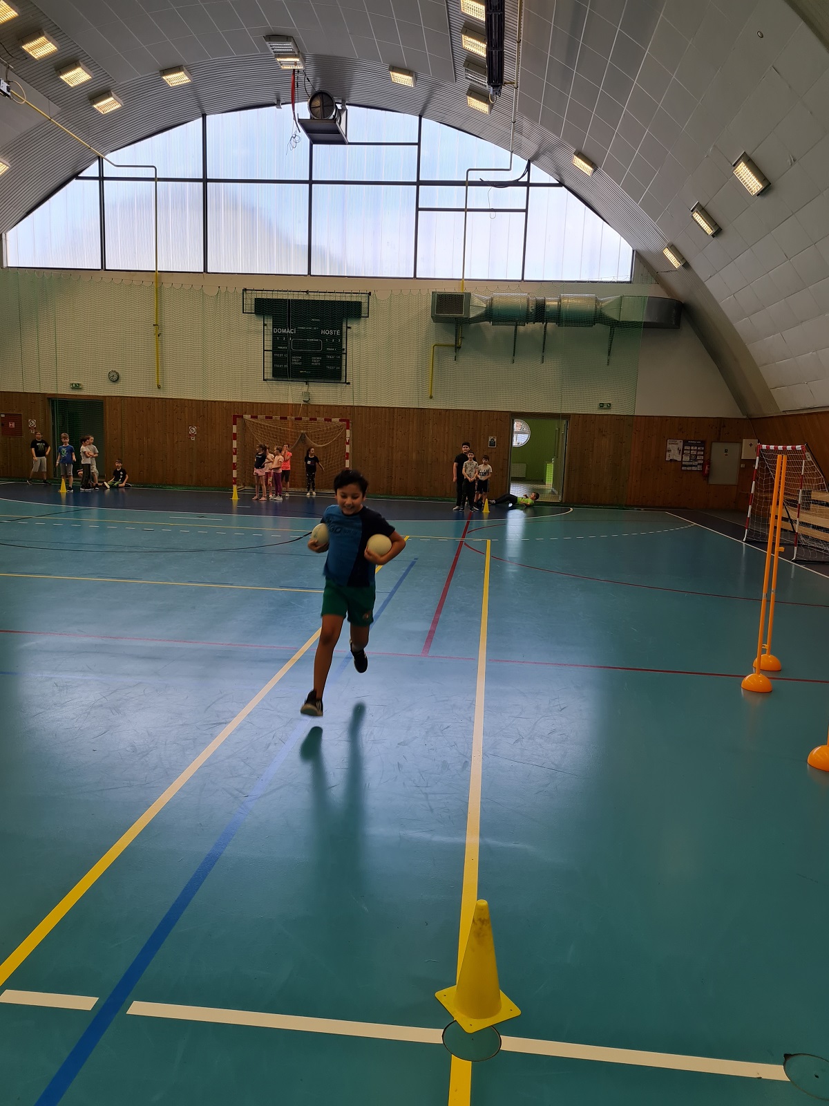 Házená ve škole v našem podání - fotka 18