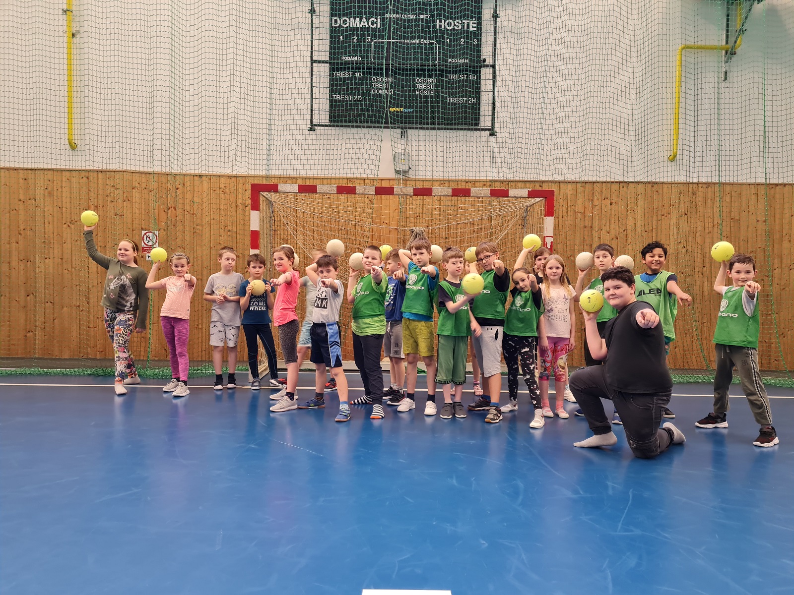 Házená ve škole v našem podání - fotka 19