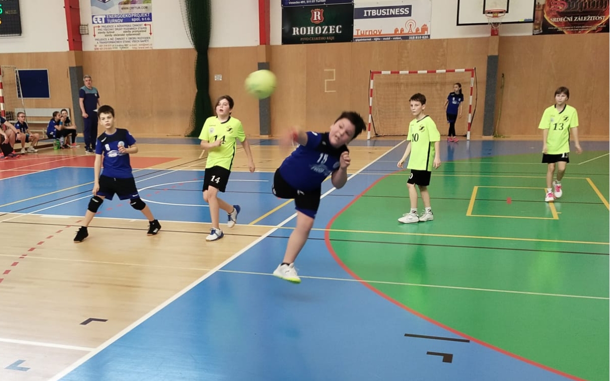 Turnaj minižáků 4+1 v Turnově - 9.4.2022 - fotka 3