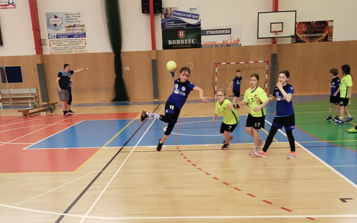 Turnaj minižáků 4+1 v Turnově - 9.4.2022 - fotka 4