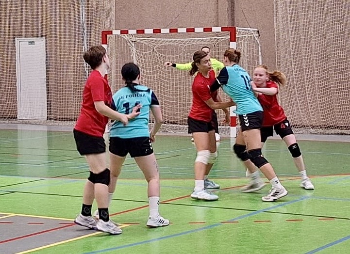 Mladší dorostenky prohály v Poličce 33:28 - fotka 5