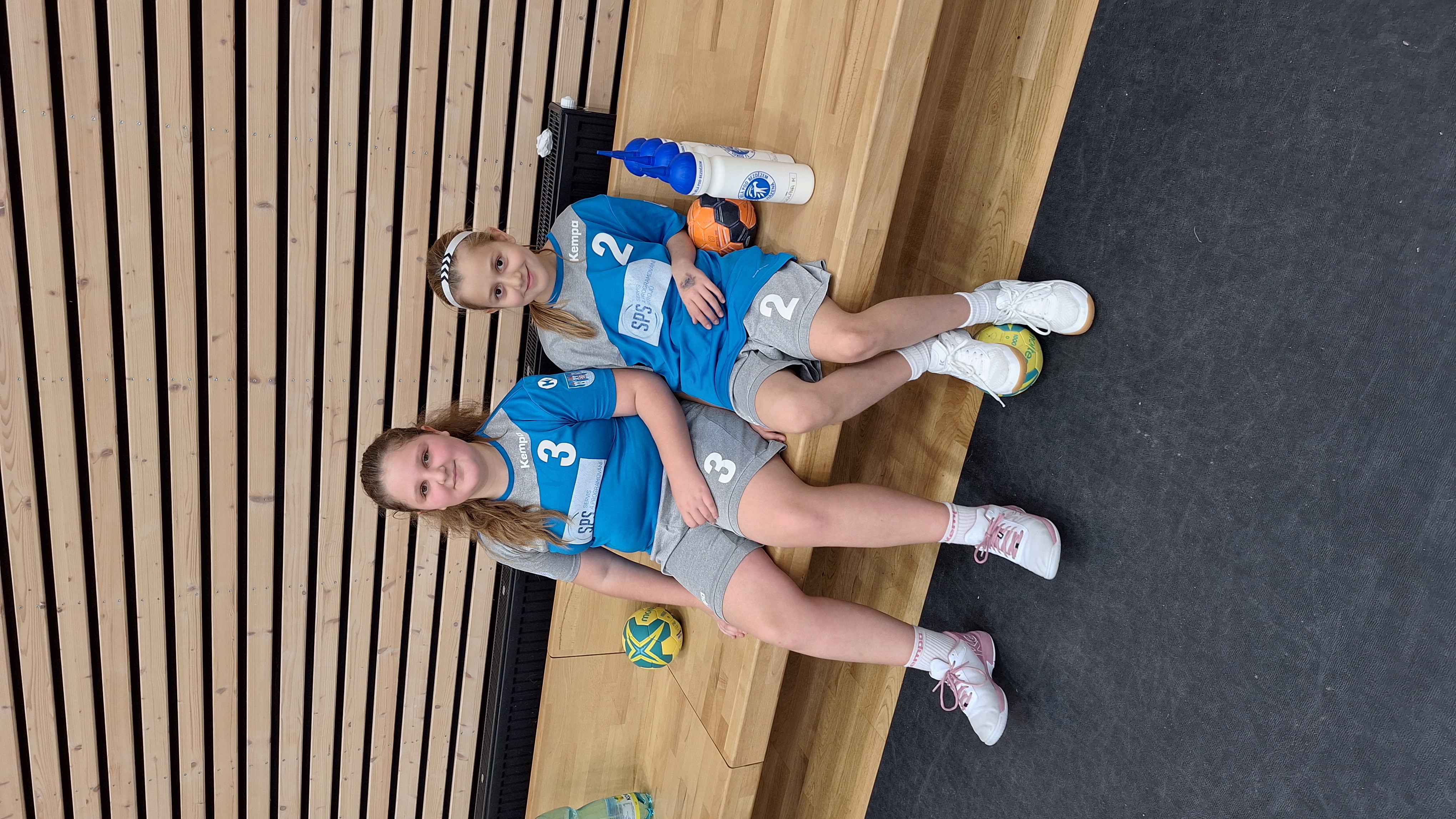 Mladší žákyně na turnaji v Kolíně - fotka 2