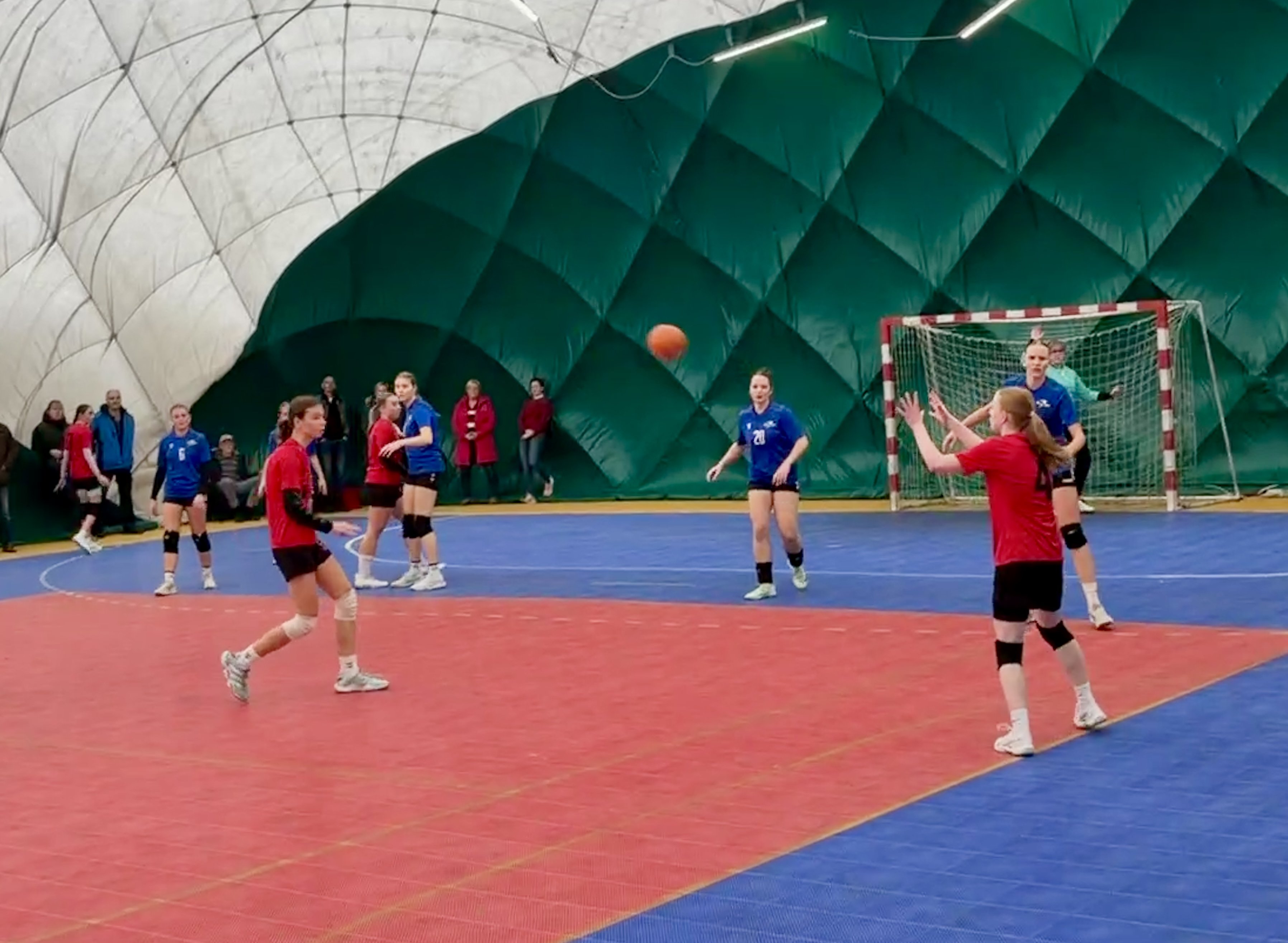 Těsné vítězství dorostenek v Mělníku 26:25