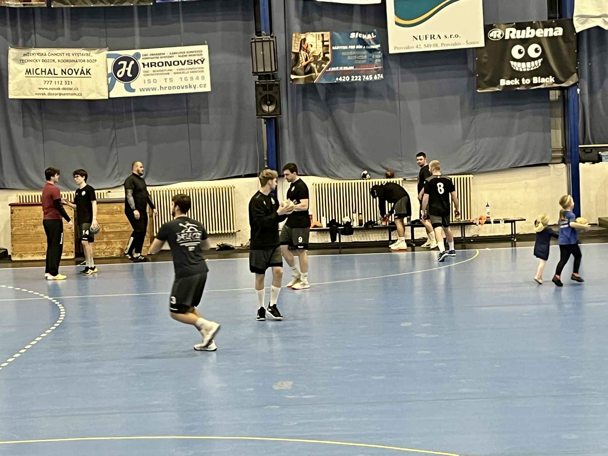 Vysoká prohra mužů v Náchodě 25:42 - fotka 2