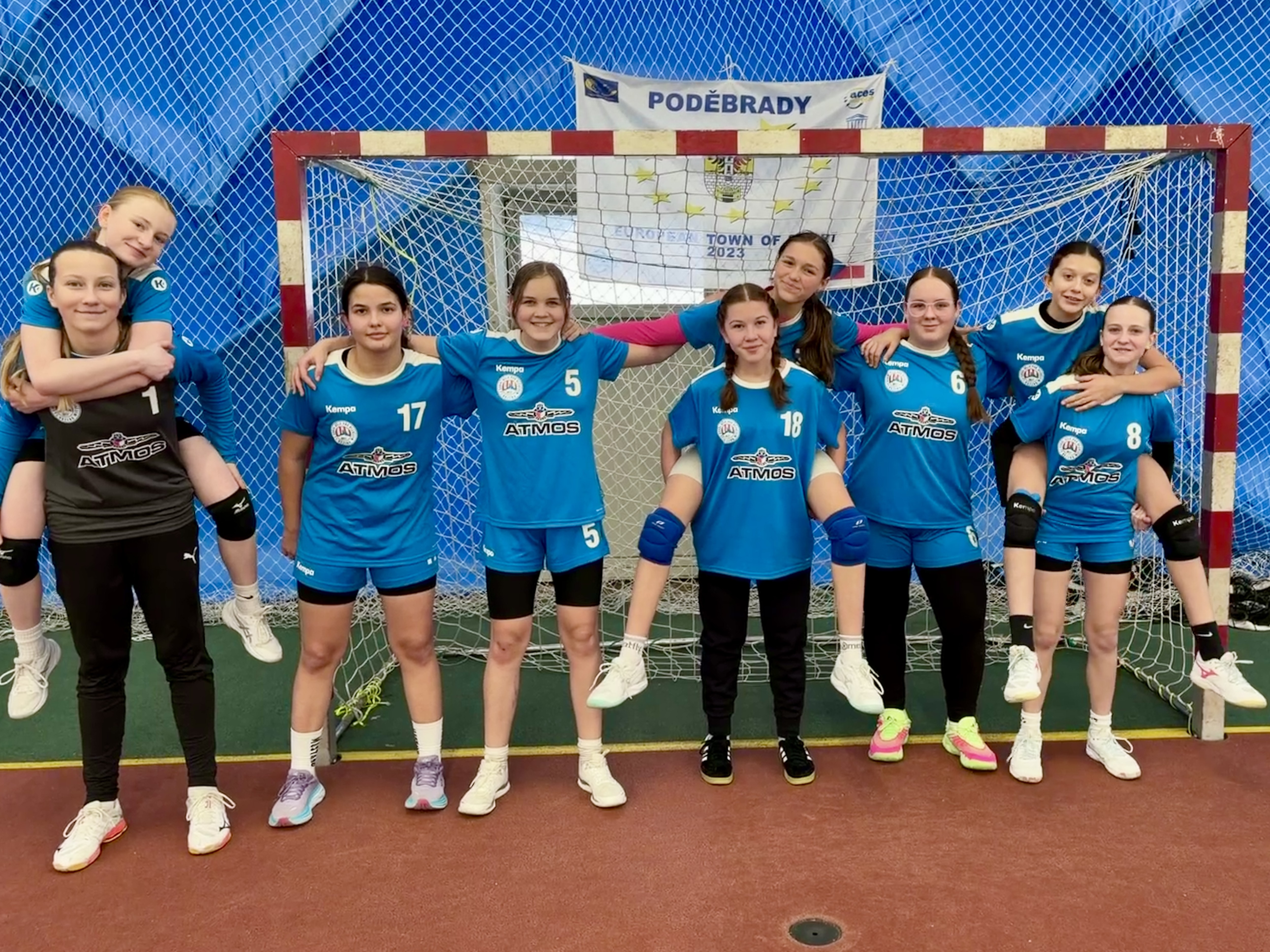 Starší žákyně oděhrály přátelská utkání v Poděbradech - fotka 3