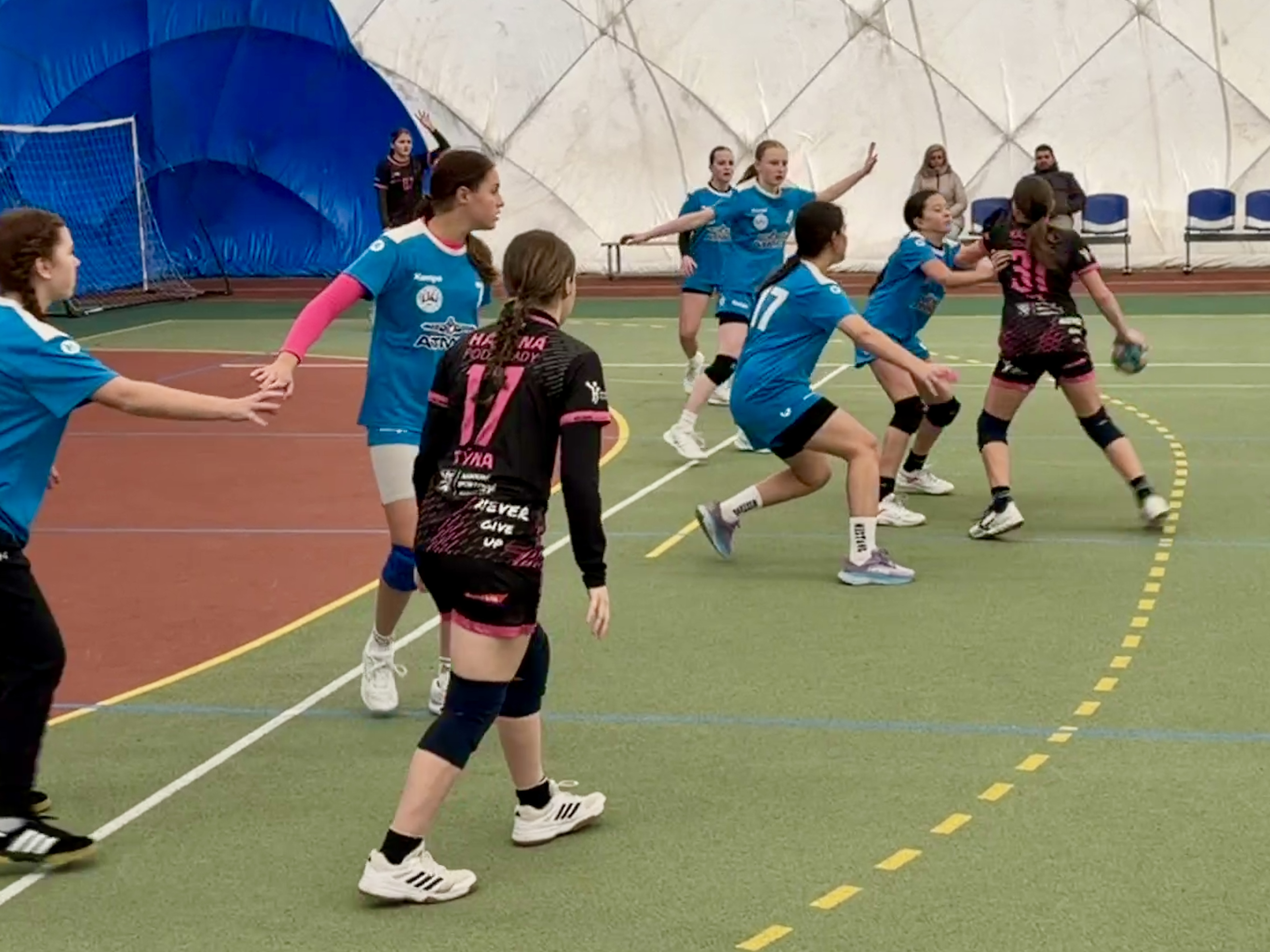 Starší žákyně oděhrály přátelská utkání v Poděbradech - fotka 9