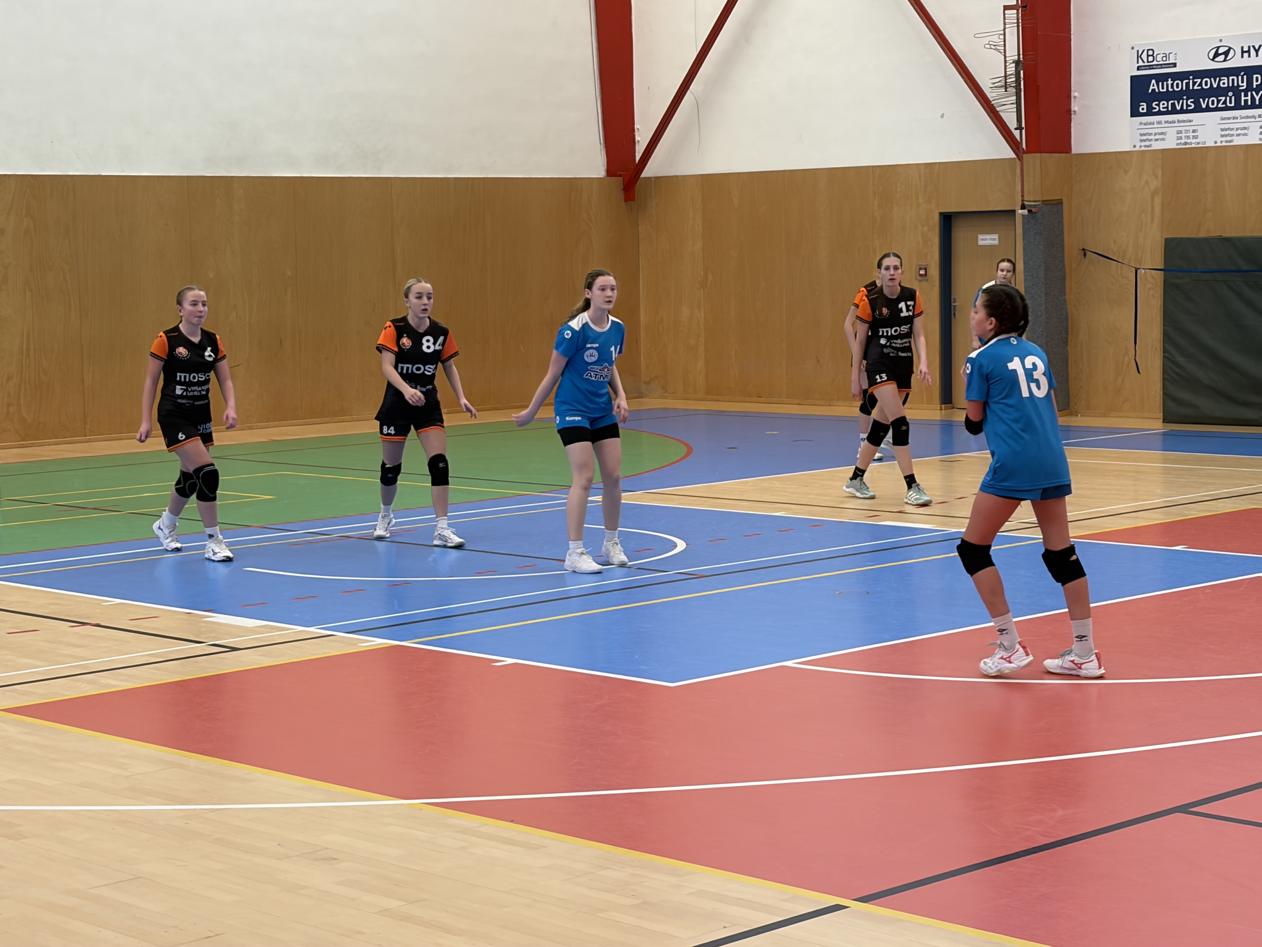 Cenné zkušenosti na turnaji starších žákyň v Turnově