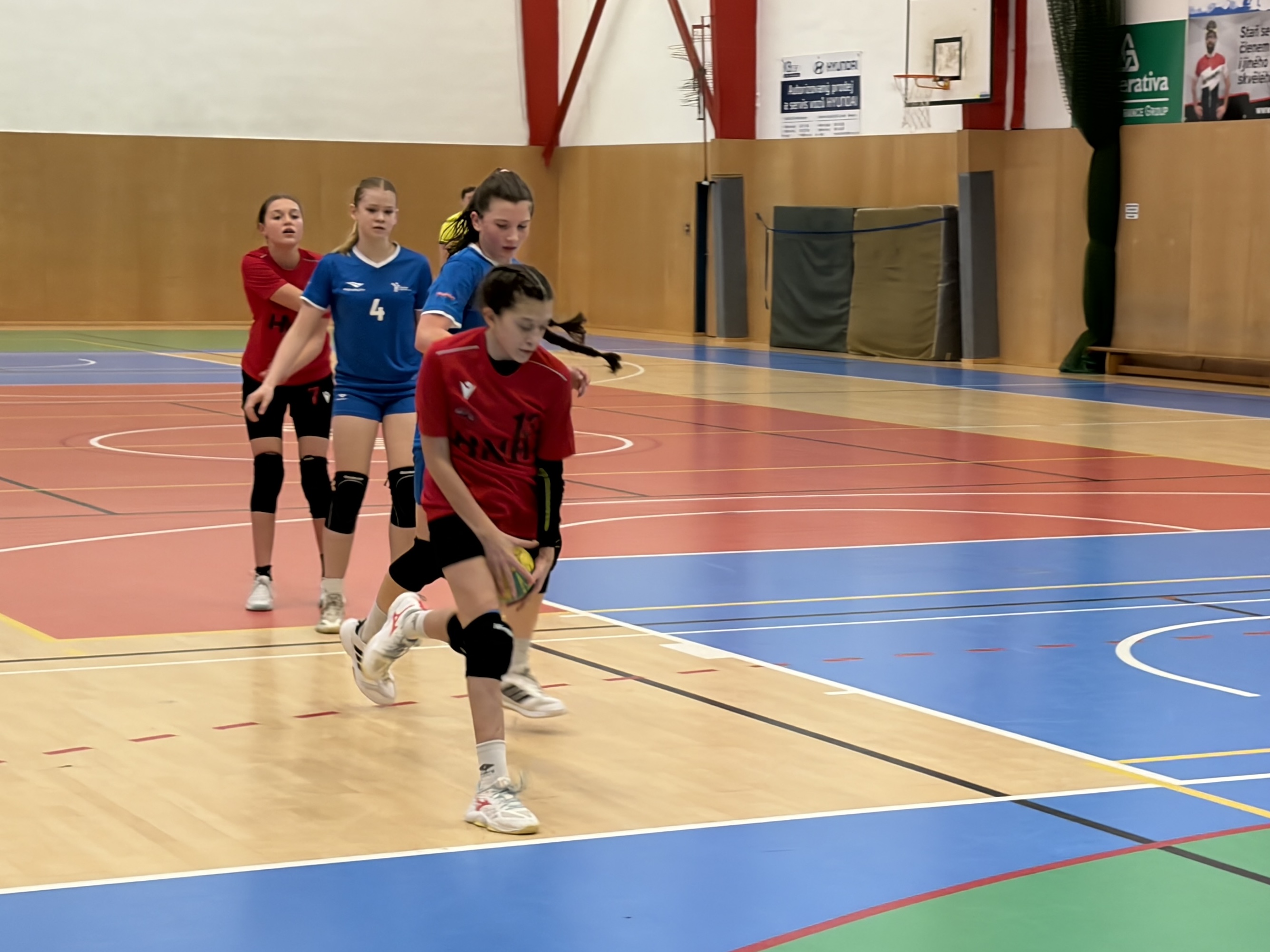 Cenné zkušenosti na turnaji starších žákyň v Turnově - fotka 14