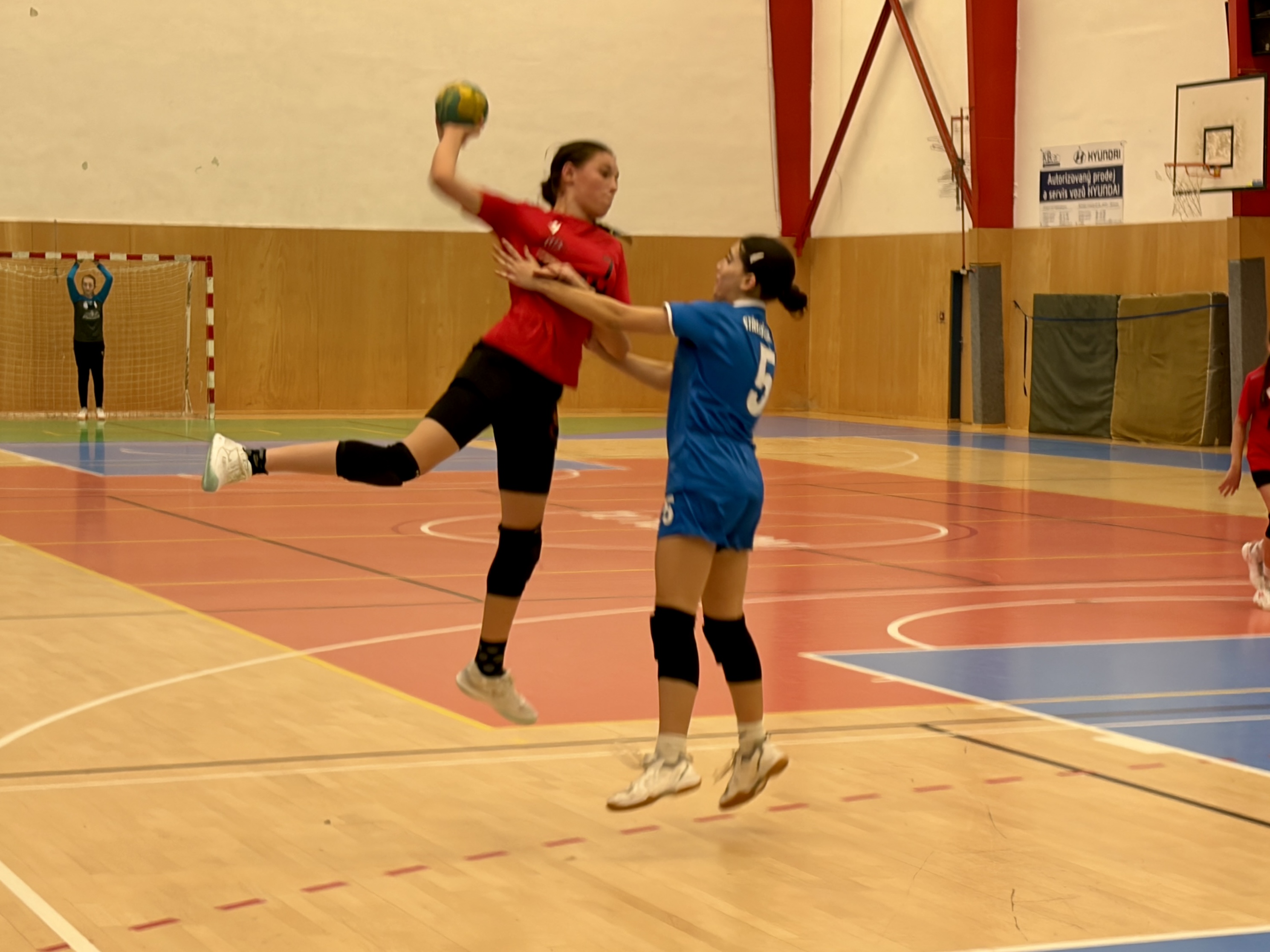 Cenné zkušenosti na turnaji starších žákyň v Turnově - fotka 16