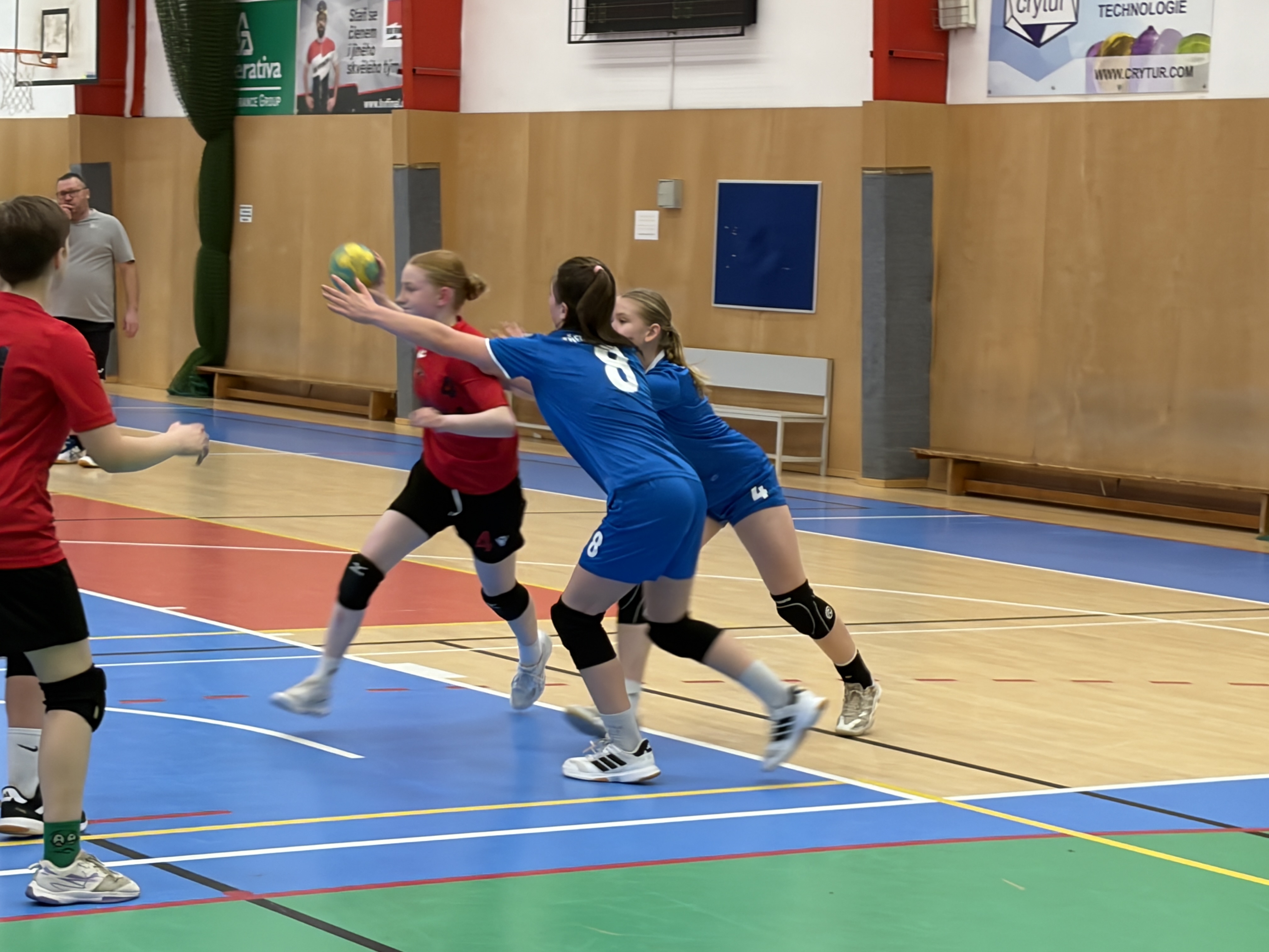 Cenné zkušenosti na turnaji starších žákyň v Turnově - fotka 18