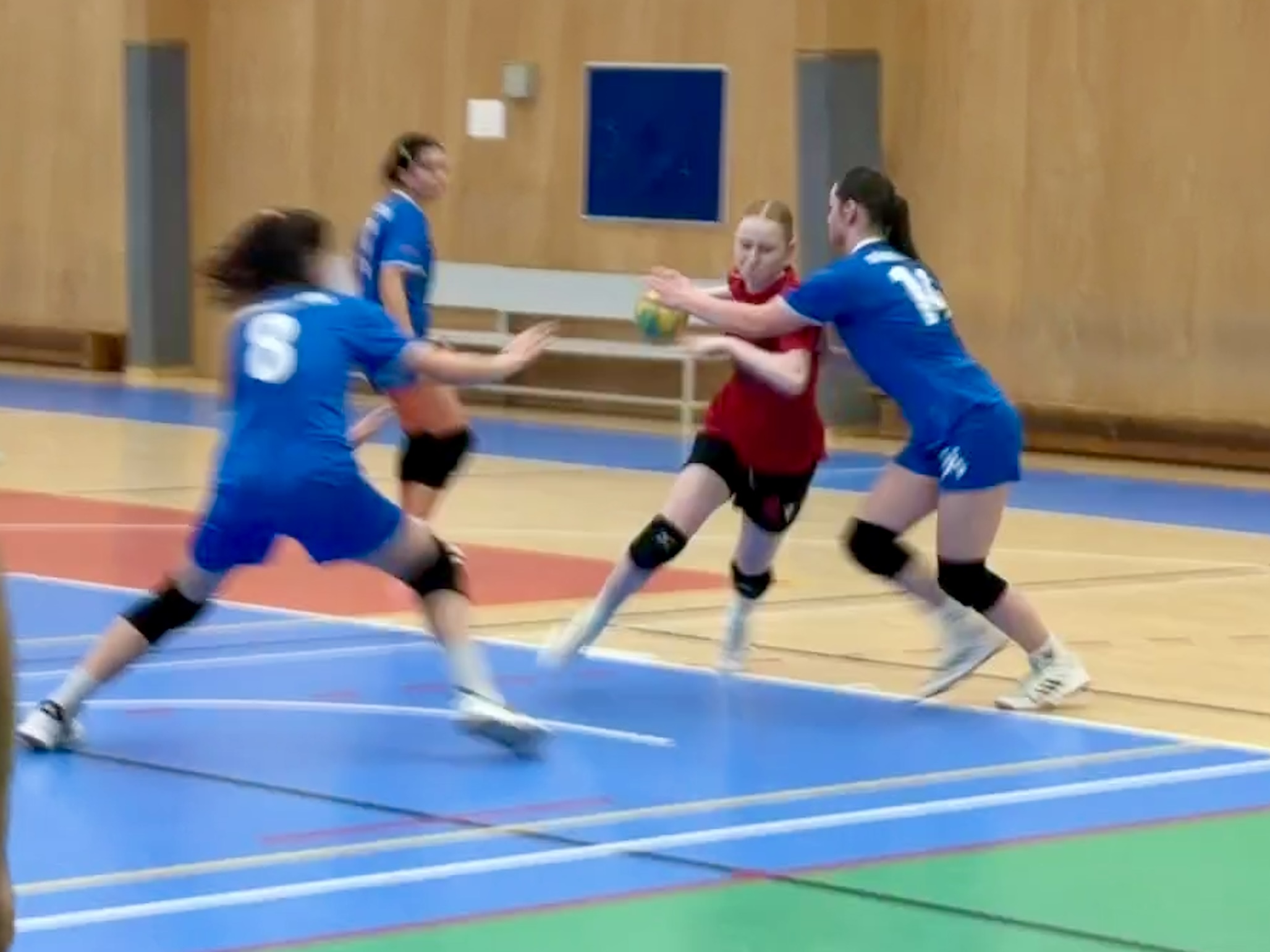 Cenné zkušenosti na turnaji starších žákyň v Turnově - fotka 2