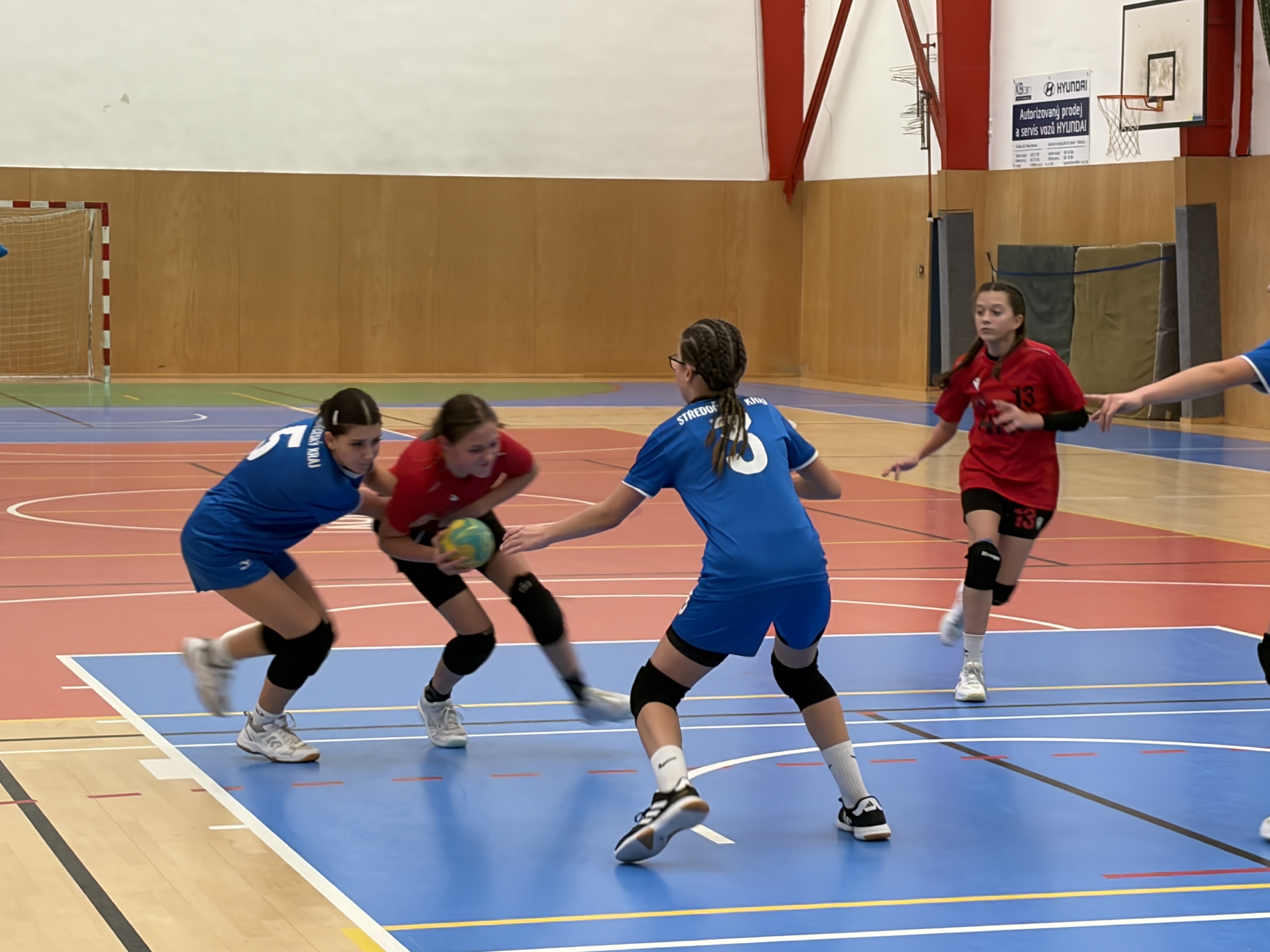 Cenné zkušenosti na turnaji starších žákyň v Turnově - fotka 21