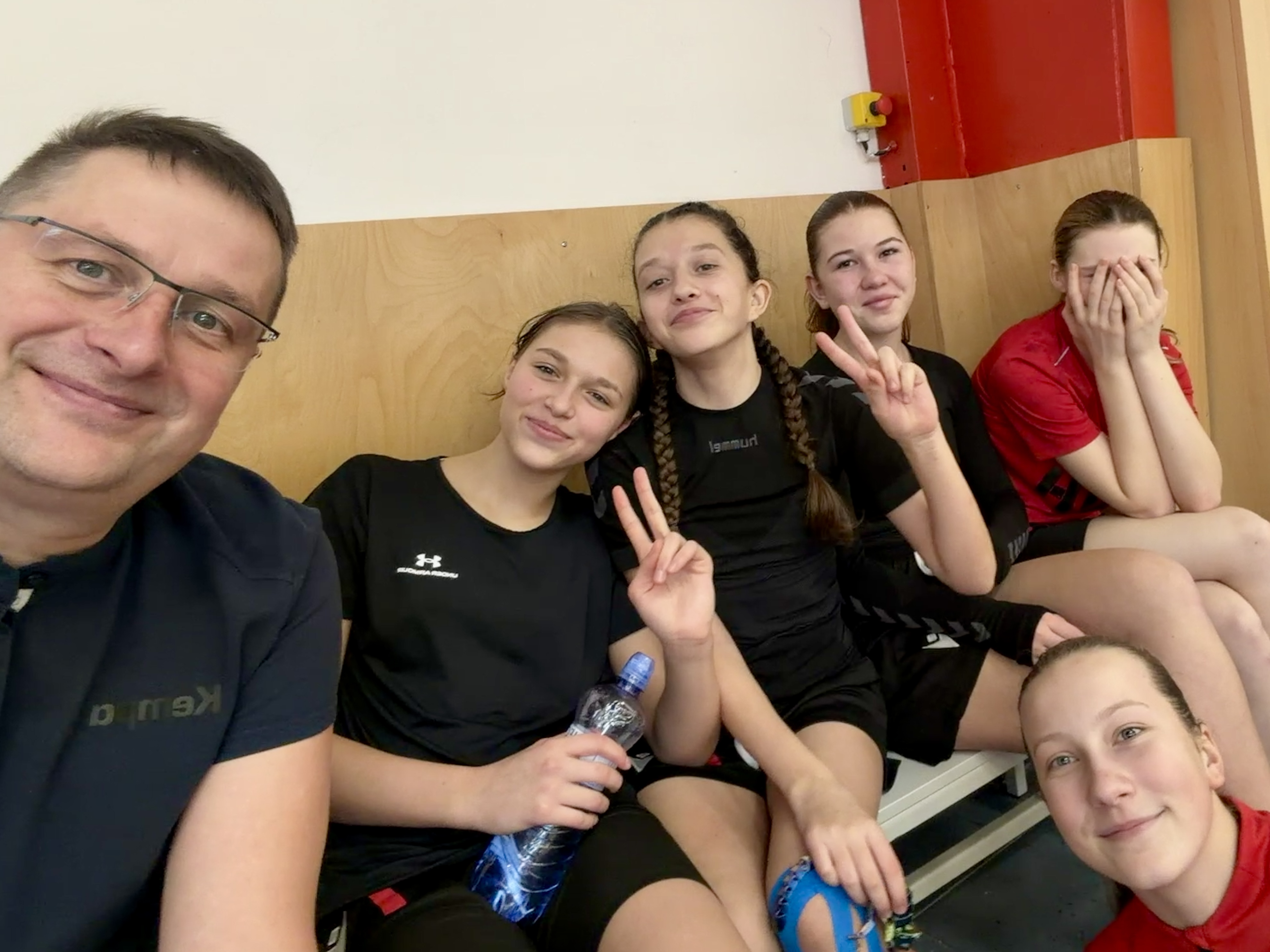 Cenné zkušenosti na turnaji starších žákyň v Turnově - fotka 23