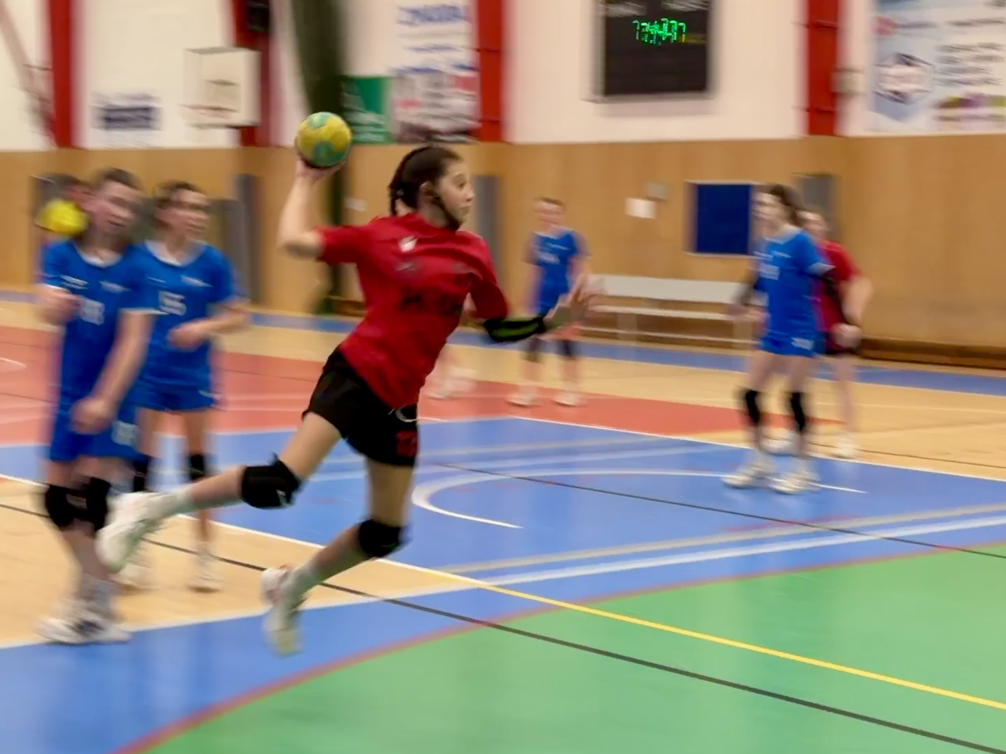 Cenné zkušenosti na turnaji starších žákyň v Turnově - fotka 3