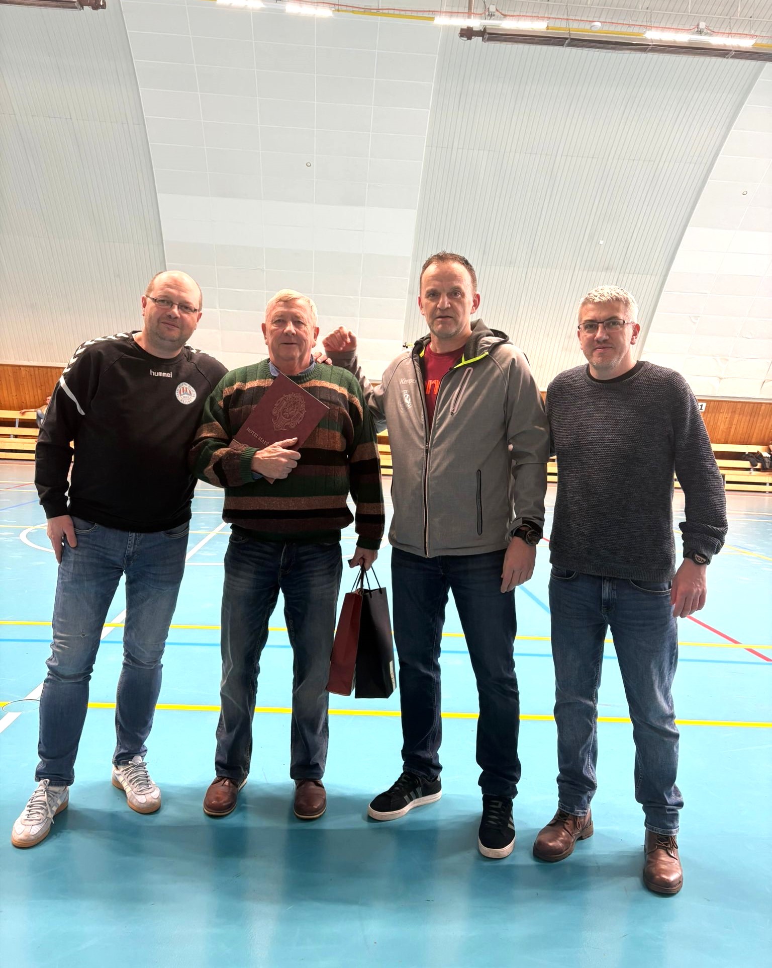 Vítězem 72. ročníku turnaje mužů O pohár Máchova kraje družstvo Sokol Vršovice B - fotka 5