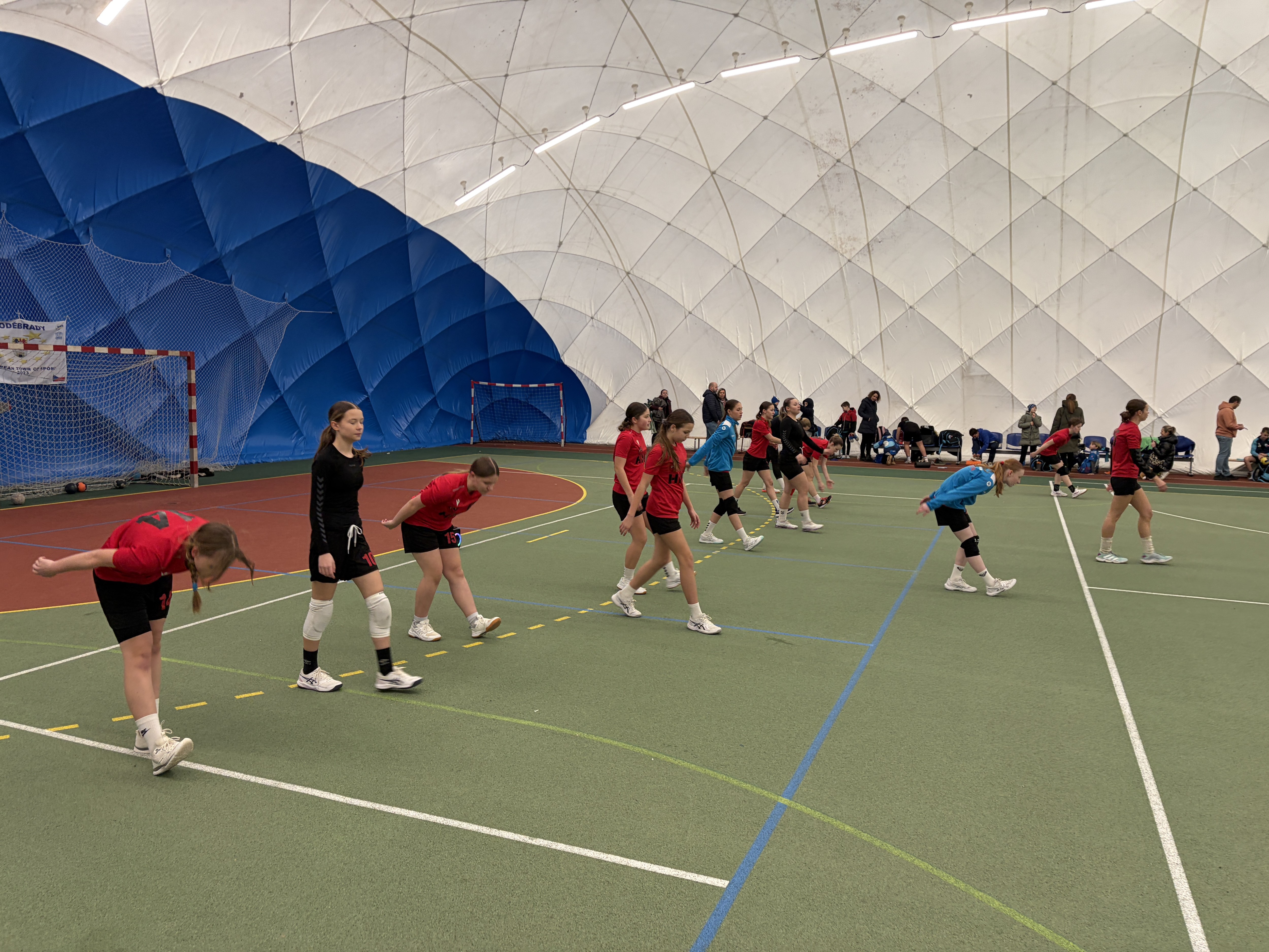 Starší žákyně oděhrály přátelská utkání v Poděbradech - fotka 2