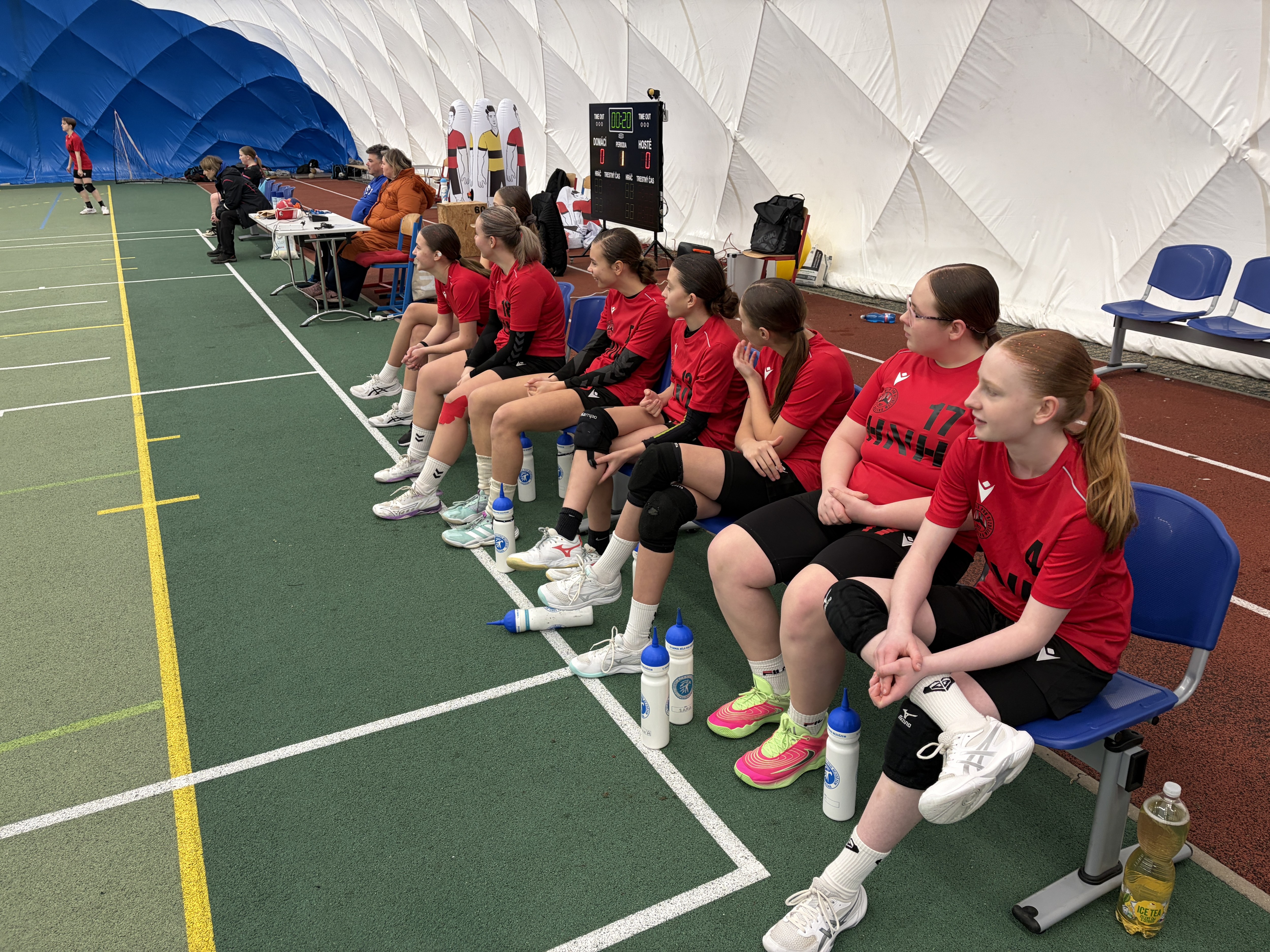 Starší žákyně oděhrály přátelská utkání v Poděbradech - fotka 3