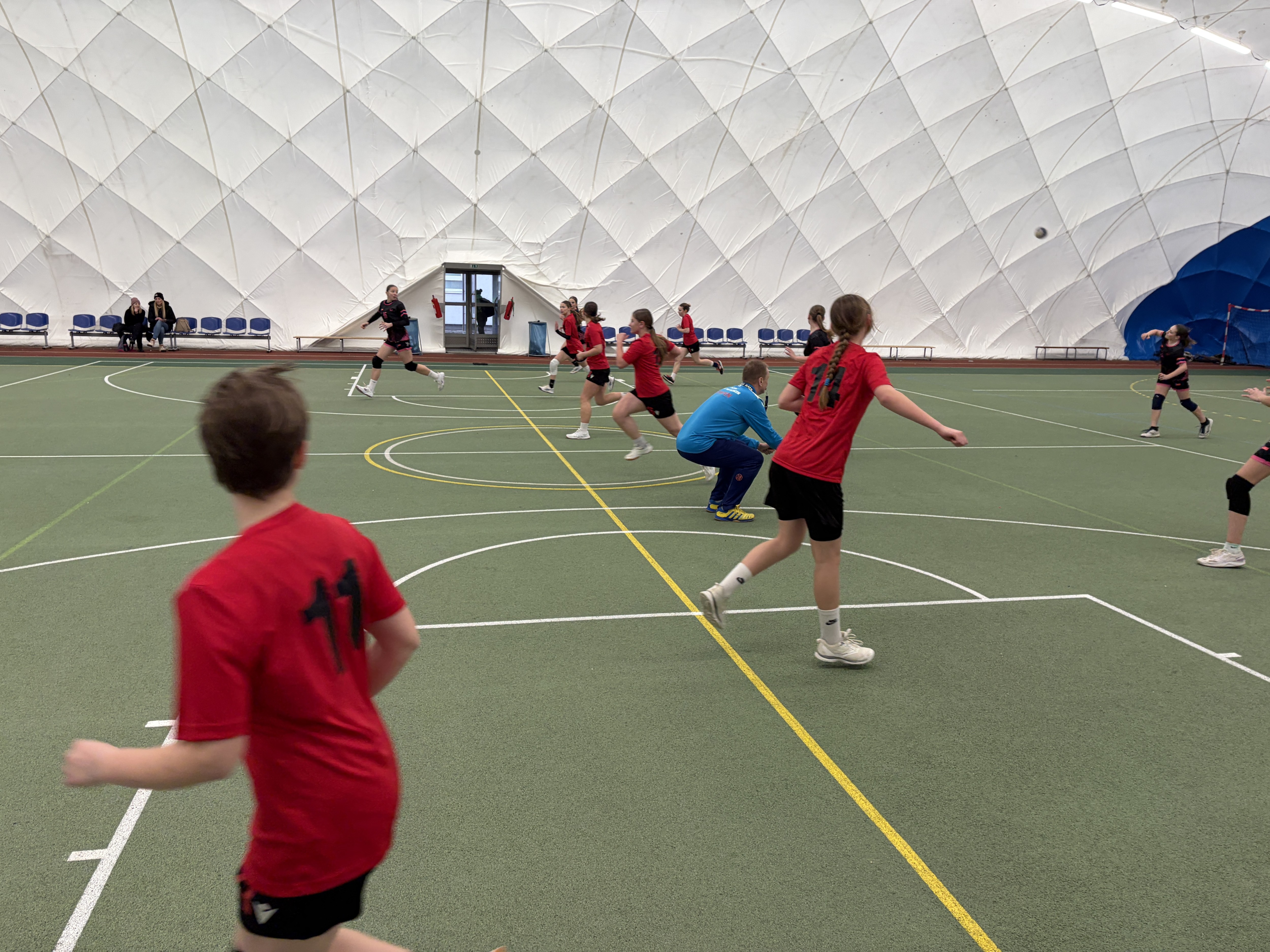 Starší žákyně oděhrály přátelská utkání v Poděbradech - fotka 4