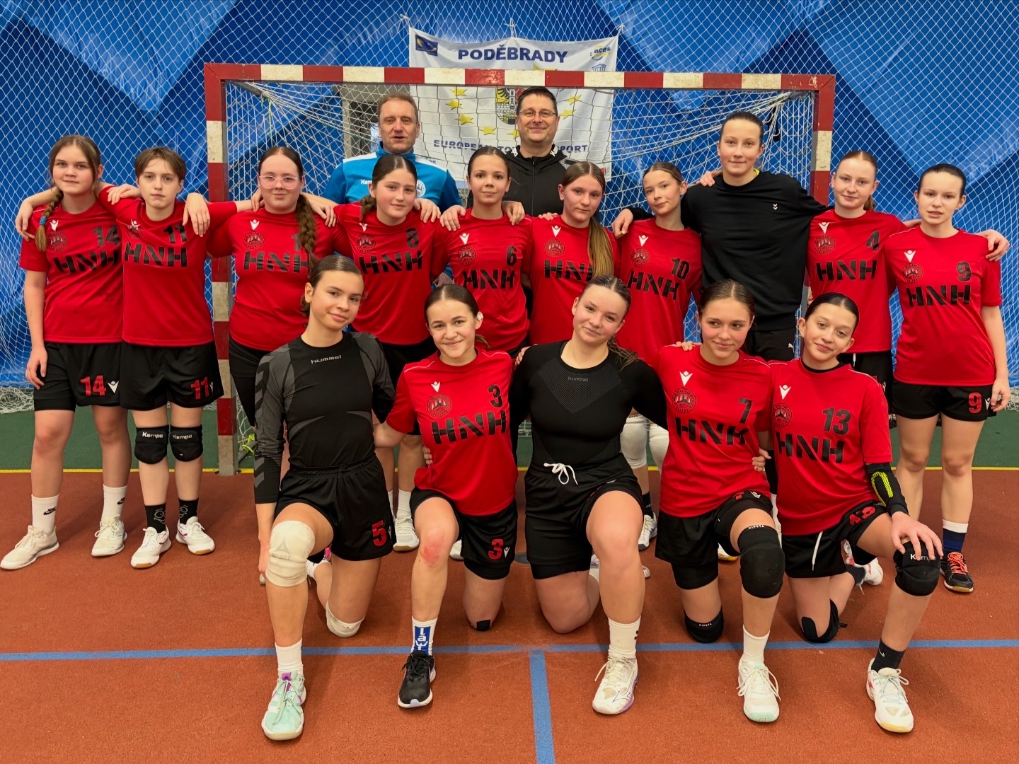 Starší žákyně oděhrály přátelská utkání v Poděbradech - fotka 6