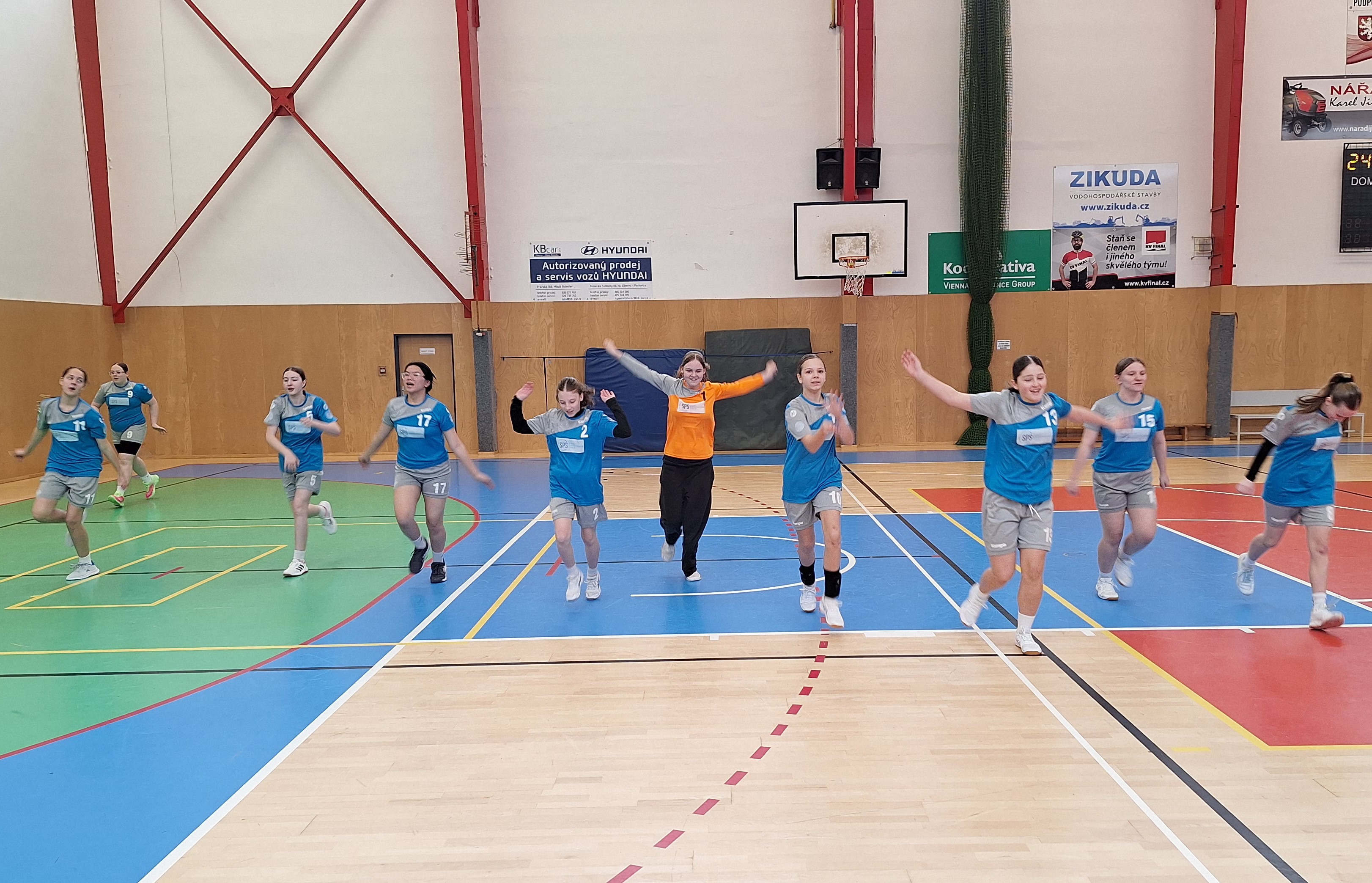 Mladší žákyně v Turnově: Jedna výhra a jedna cenná lekce - fotka 3