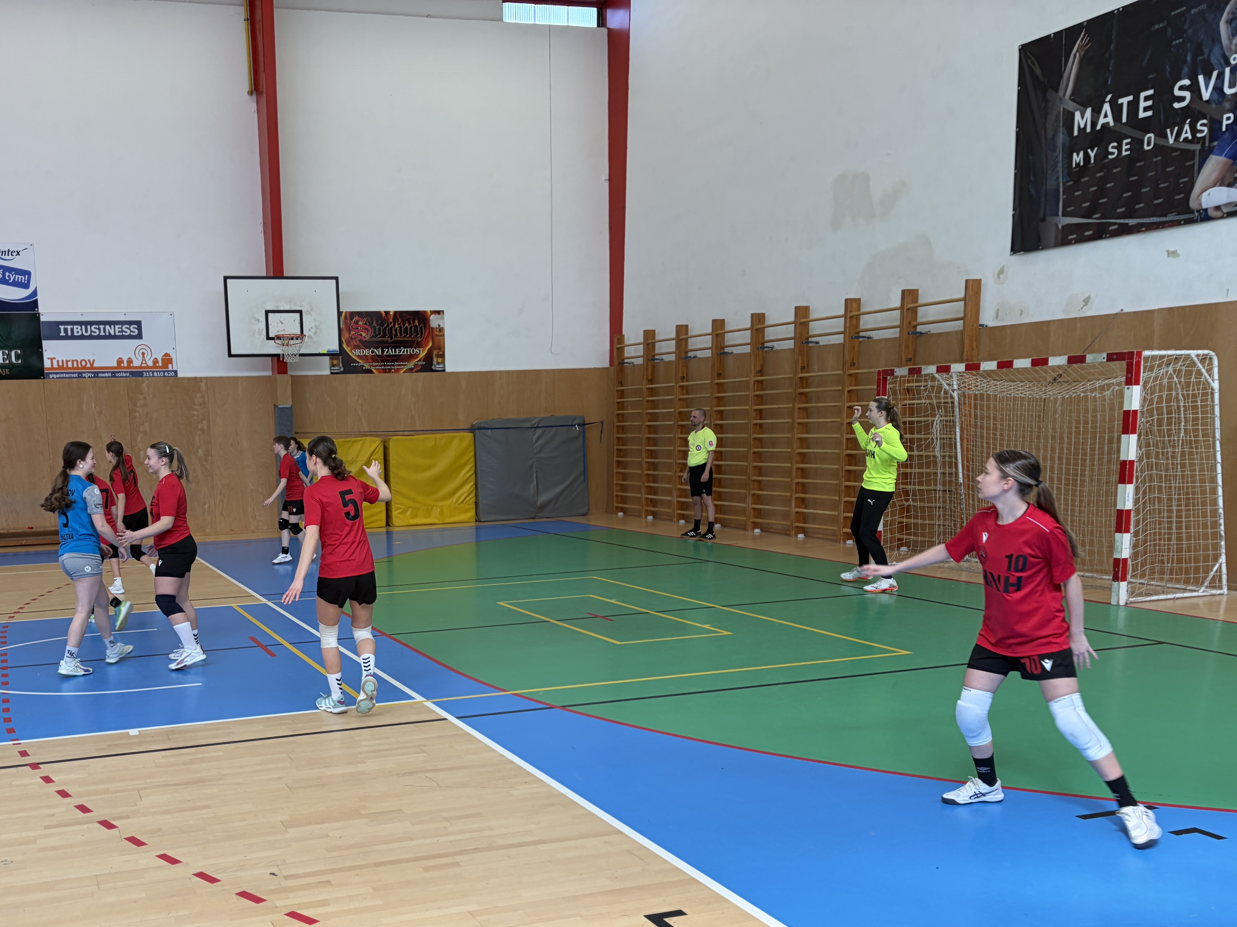 Bojovný výkon proti lídrovi tabulky na body nestačil - fotka 2