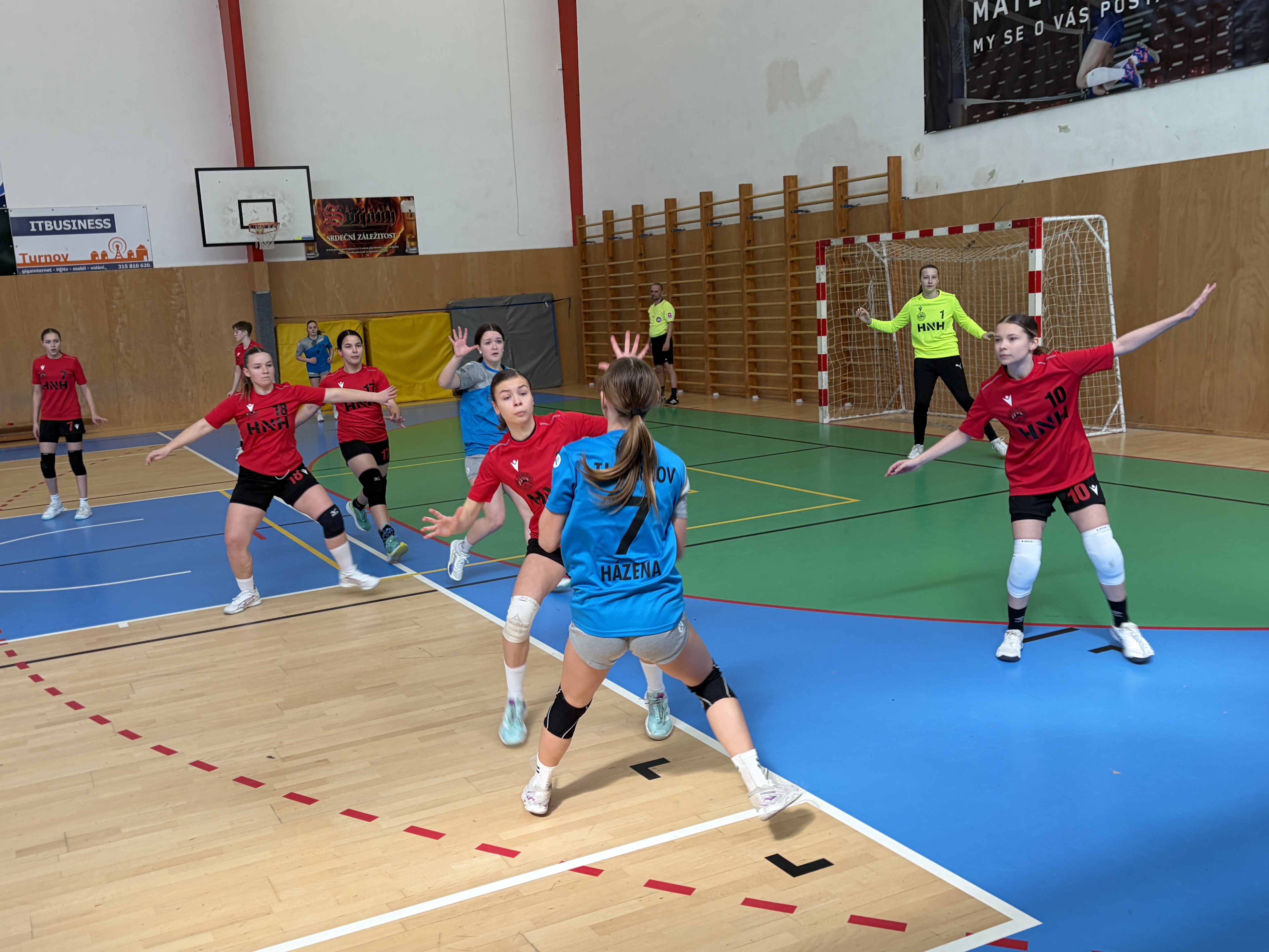 Bojovný výkon proti lídrovi tabulky na body nestačil