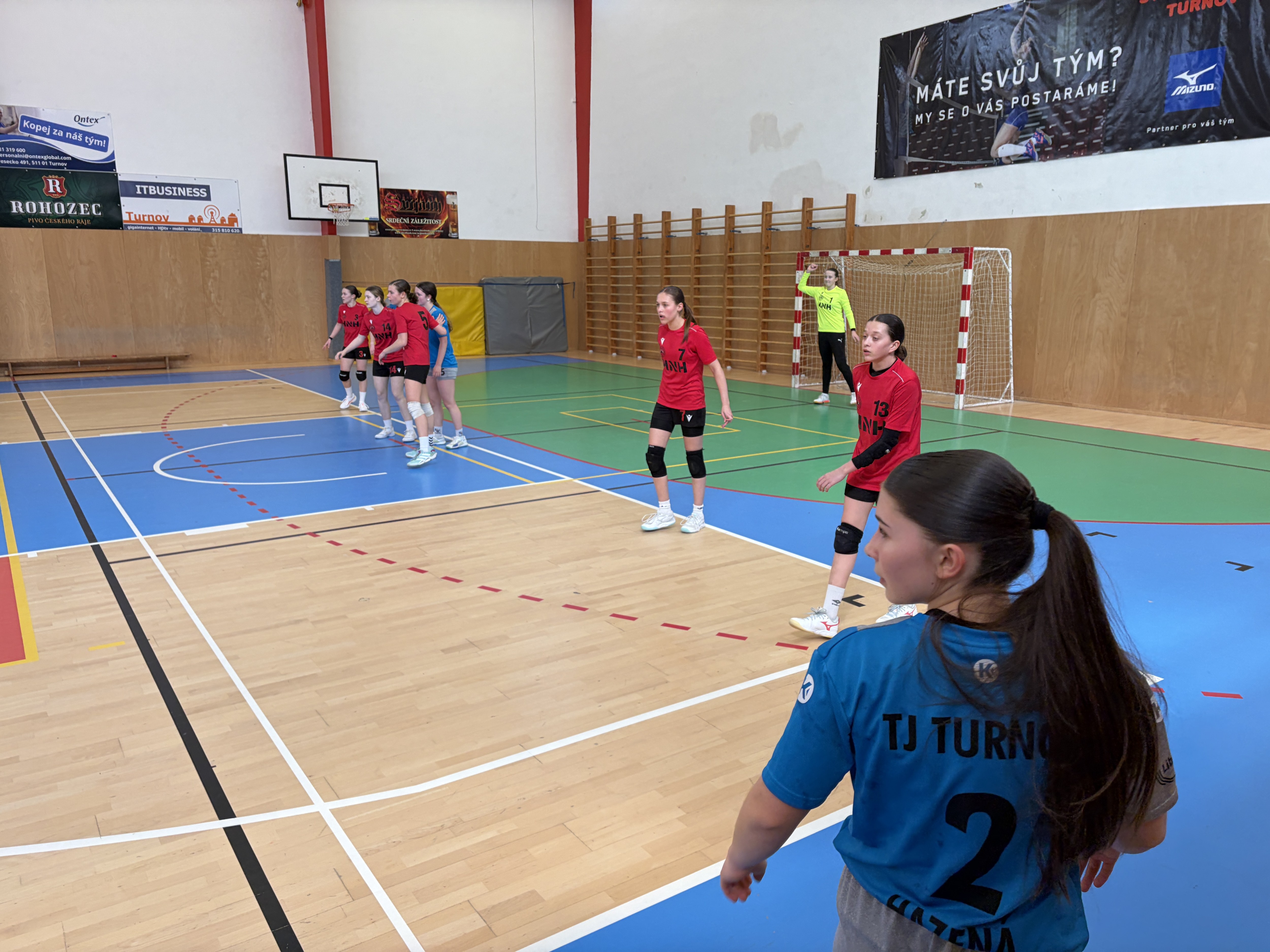 Bojovný výkon proti lídrovi tabulky na body nestačil - fotka 5