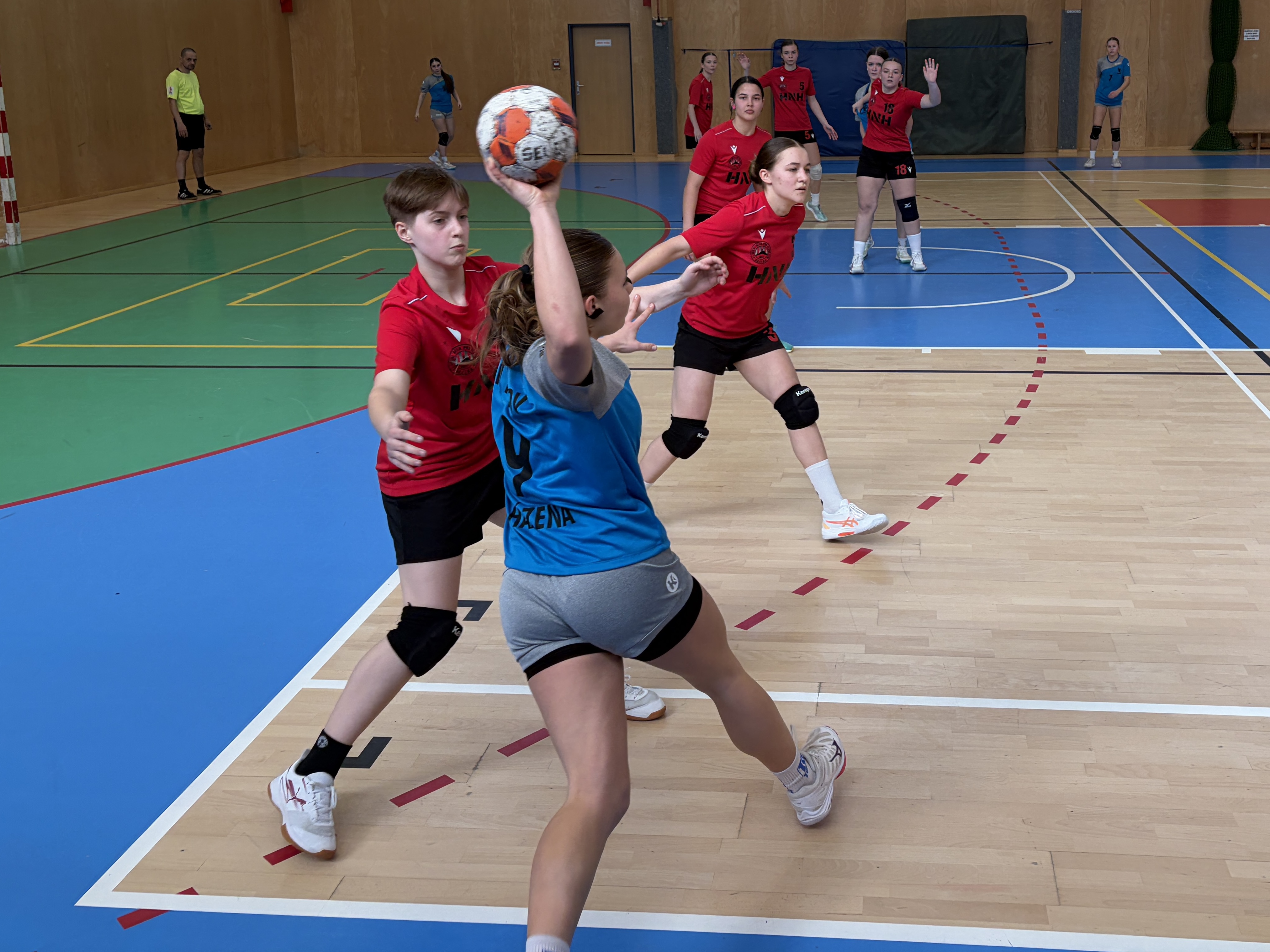 Bojovný výkon proti lídrovi tabulky na body nestačil - fotka 7