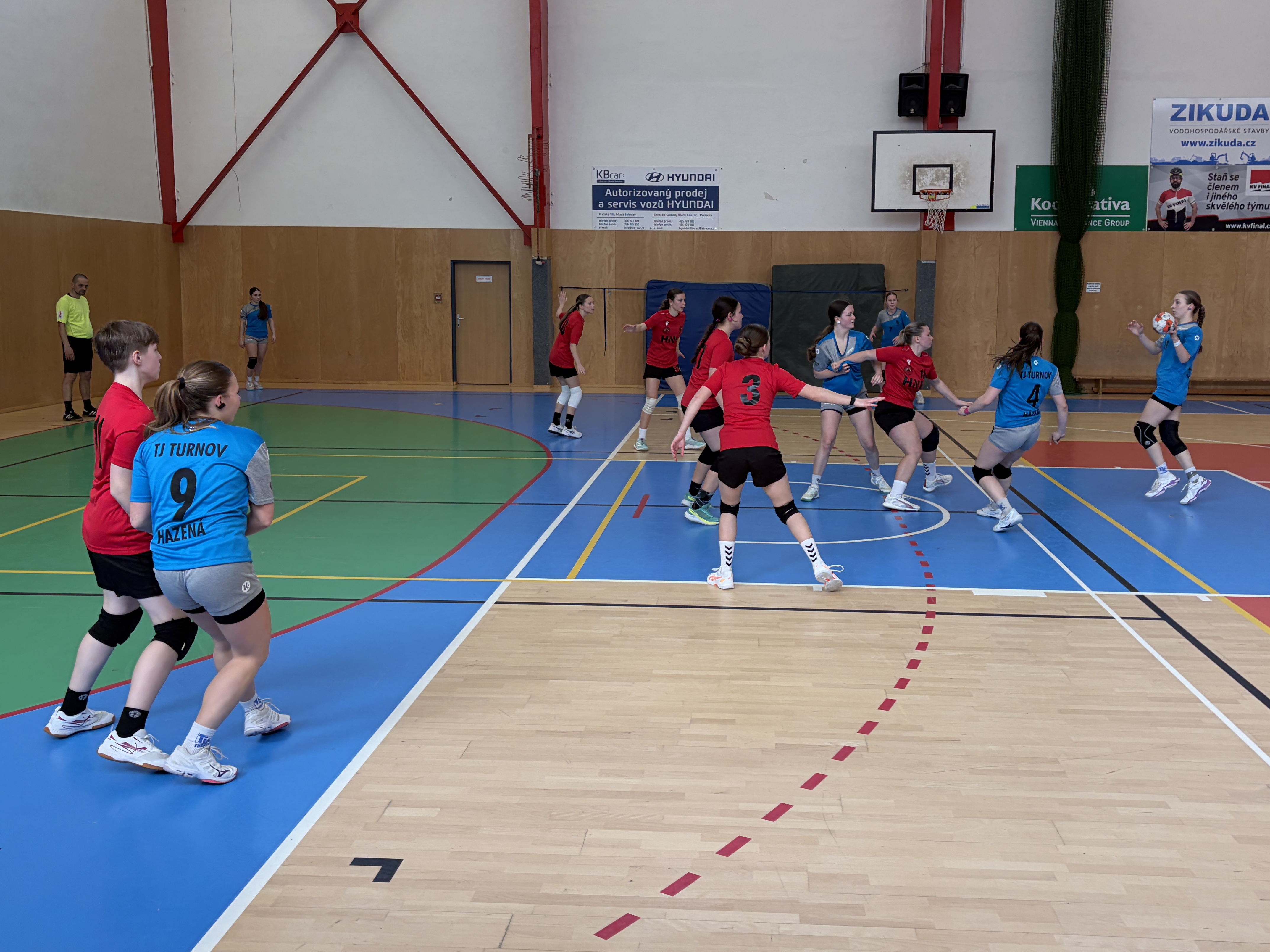 Bojovný výkon proti lídrovi tabulky na body nestačil - fotka 9