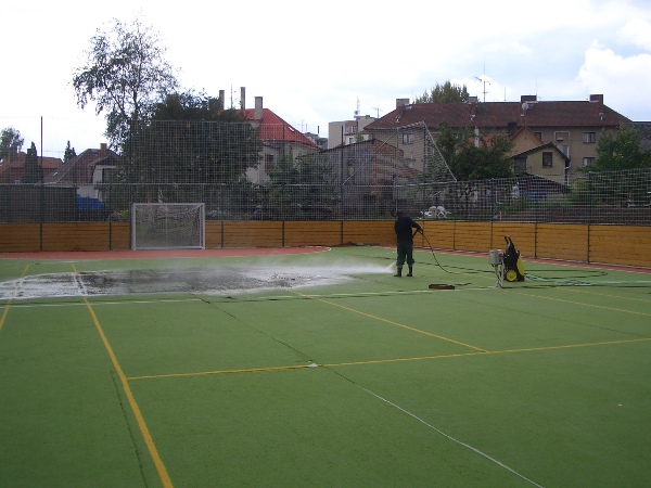 Hala a hřiště před dokončením