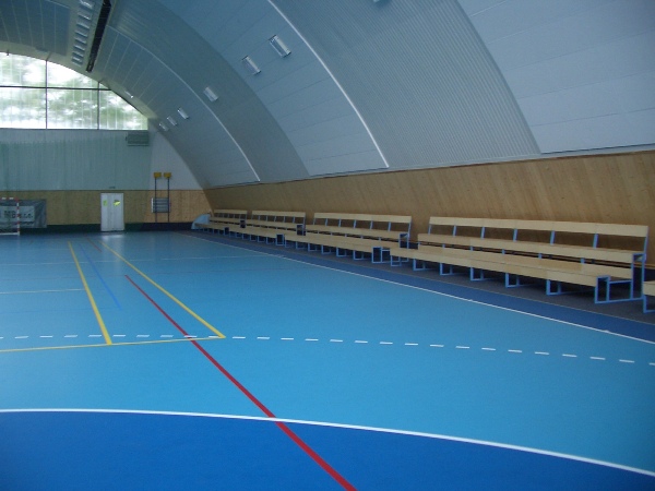 Sedadla pro diváky.