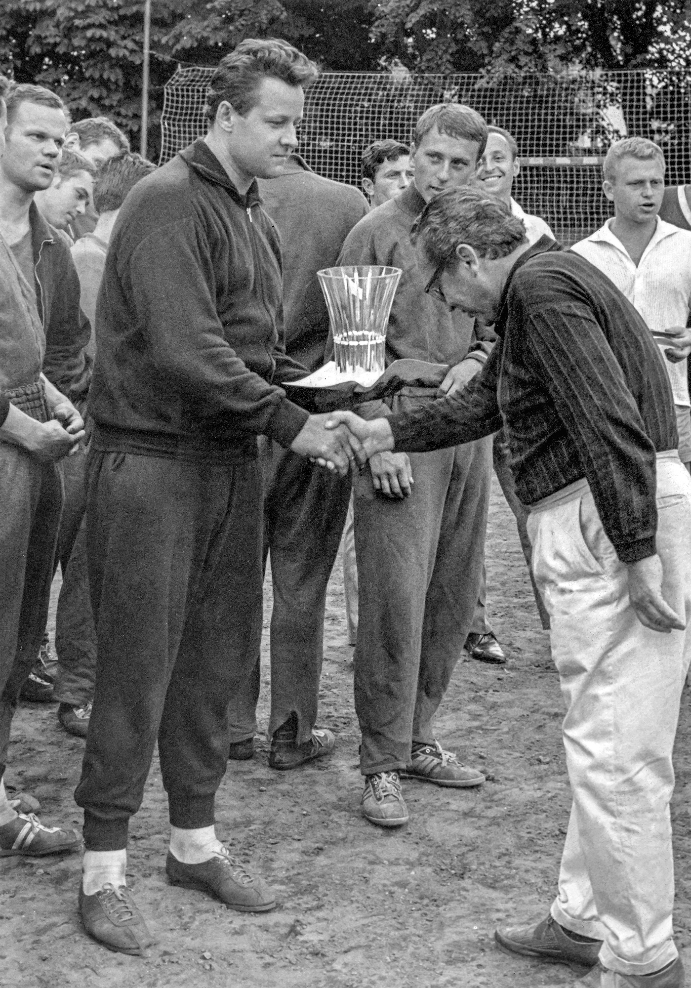 Vyhlášení turnaje o pohár Máchova kraje.

Předávající Stejskal, v pozadí Kudrnáč a Urban K.