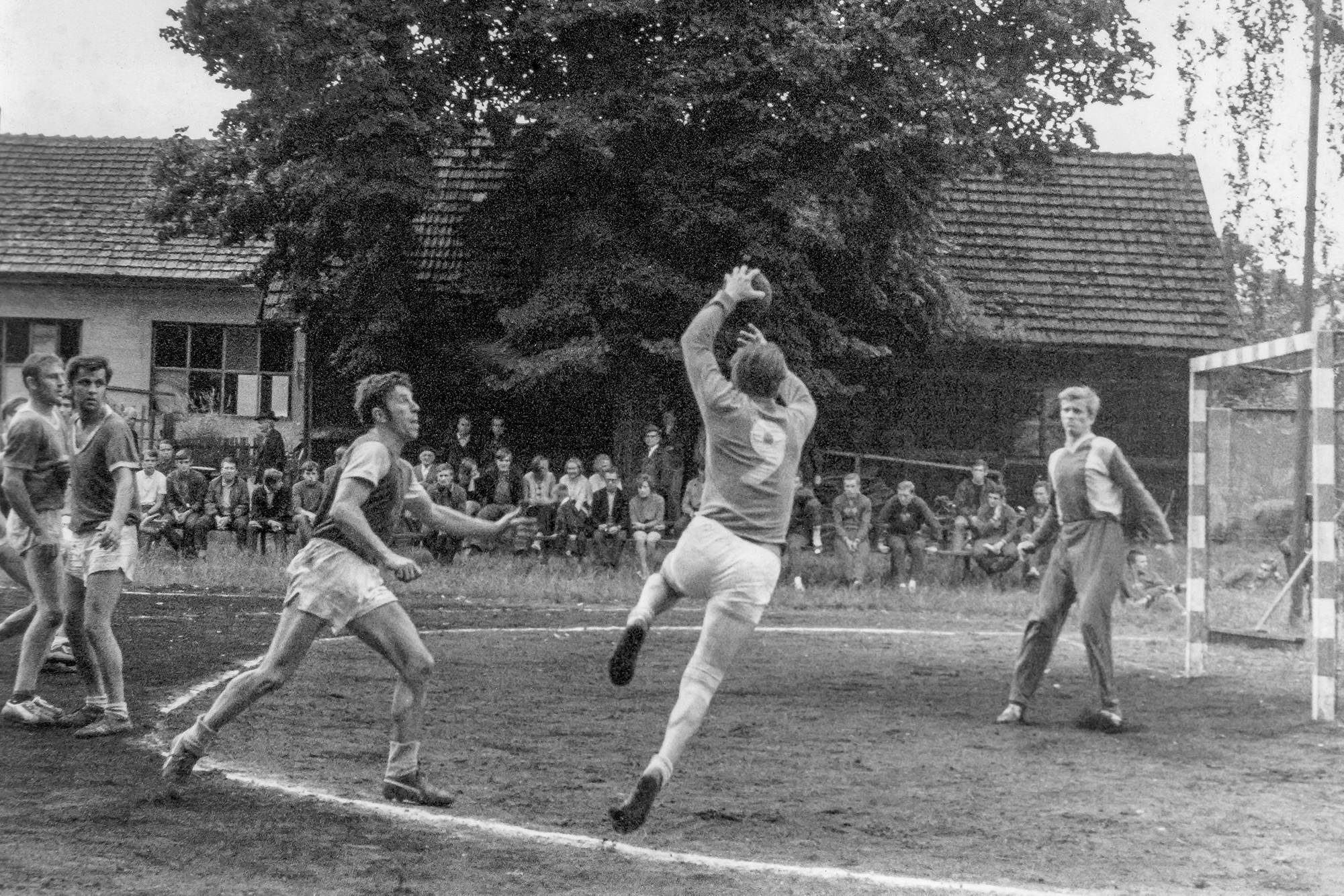 Hráči Bělé v pruhovaném. 
V brance Vymazal, obránce Šťastný.