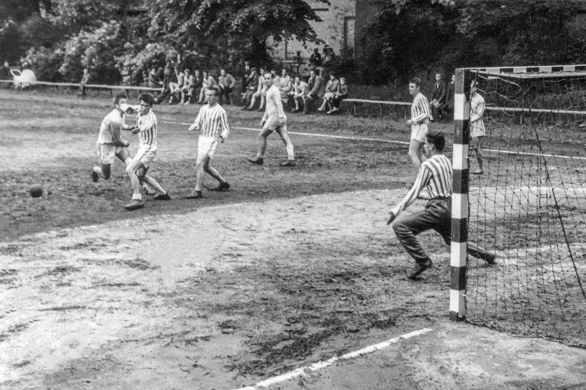 Hráči Bělé Kamler a Eder v bílem.